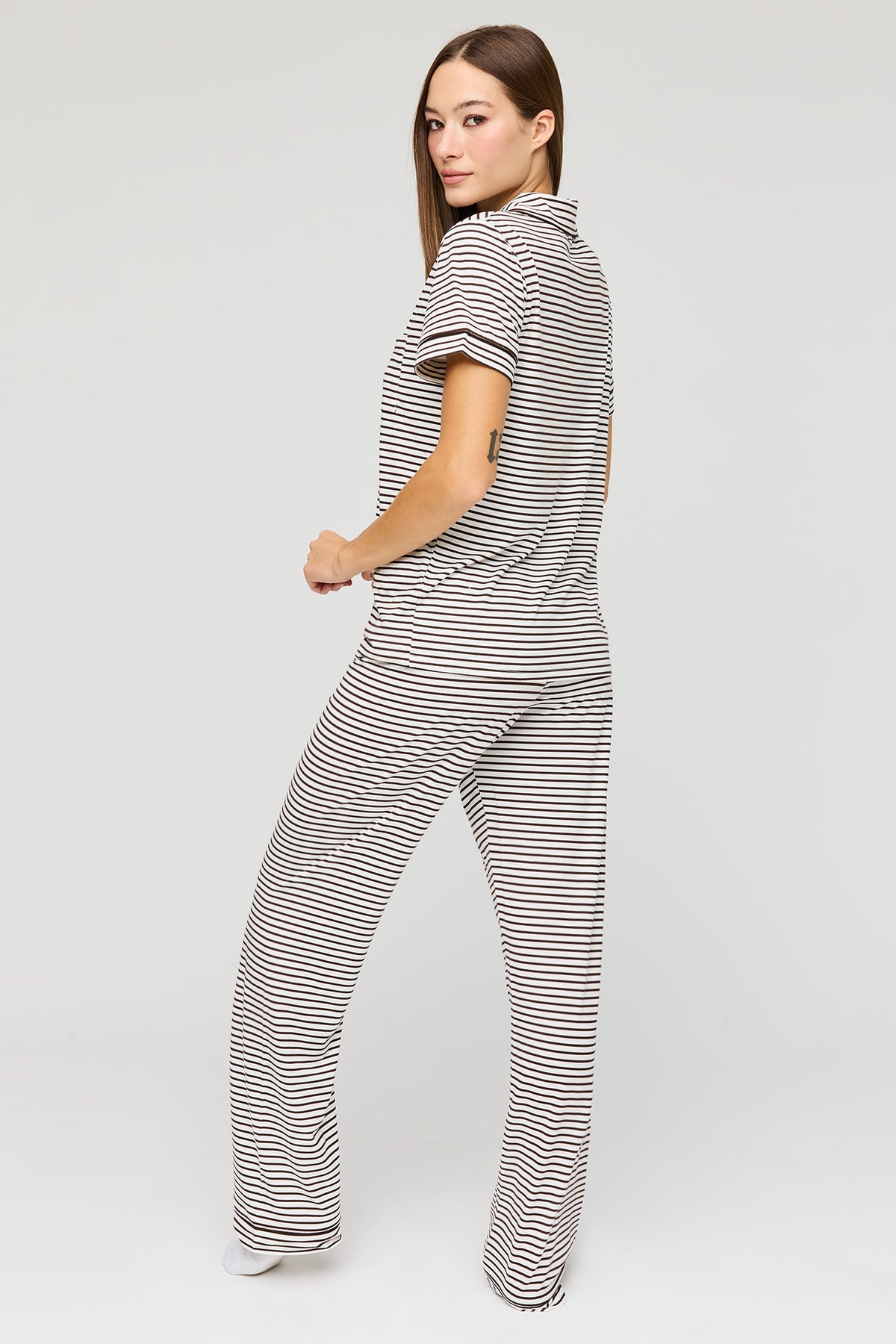 Vue alternative 4. Ensemble pyjama avec haut boutonné à manches courtes et pantalon