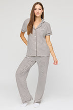 Ensemble pyjama avec haut boutonné à manches courtes et pantalon