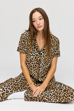 Ensemble pyjama avec haut boutonné à manches courtes et pantalon