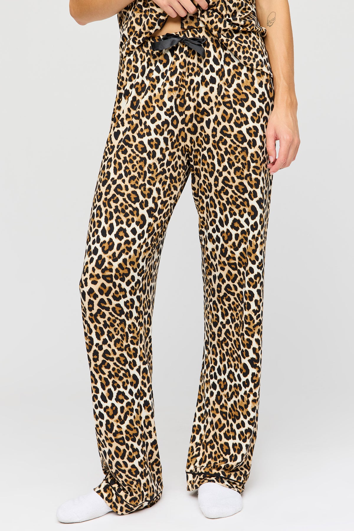 Vue alternative 3. Ensemble pyjama avec haut boutonné à manches courtes et pantalon