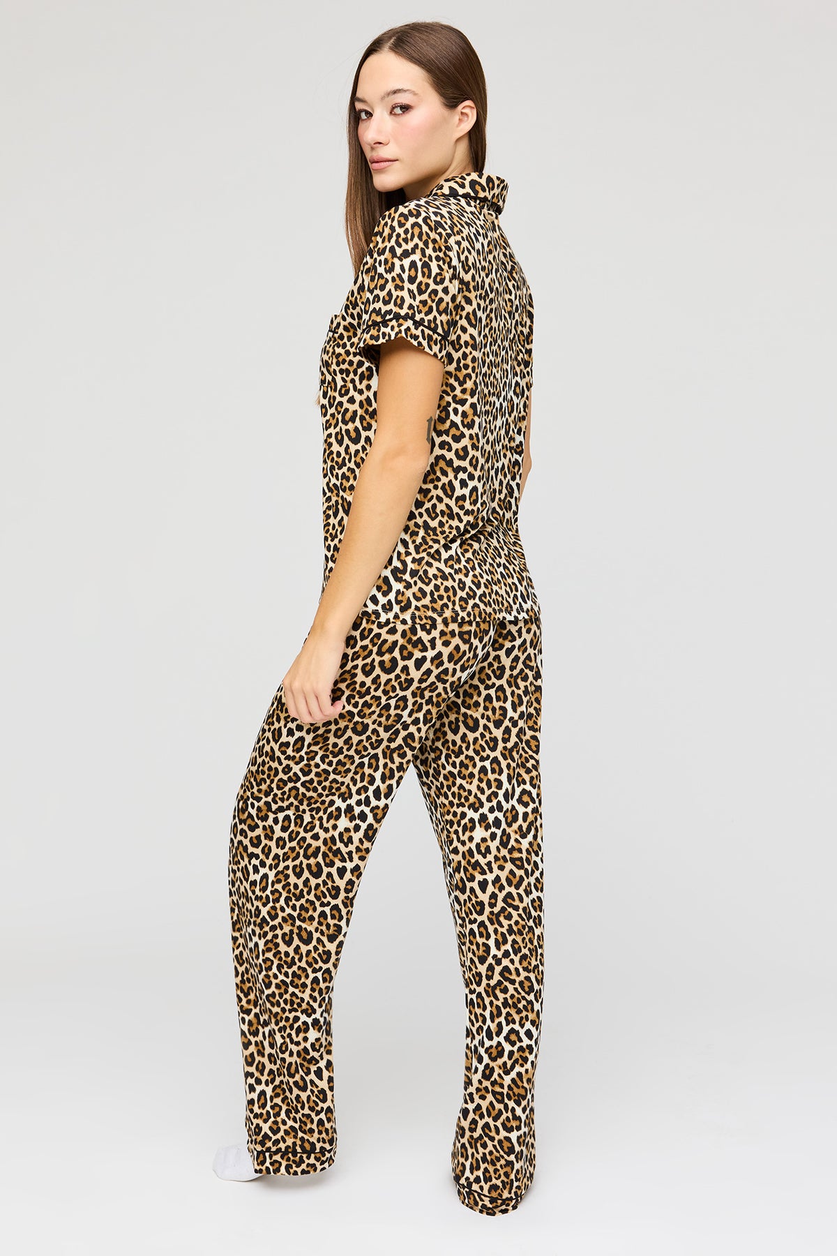 Vue alternative 4. Ensemble pyjama avec haut boutonné à manches courtes et pantalon