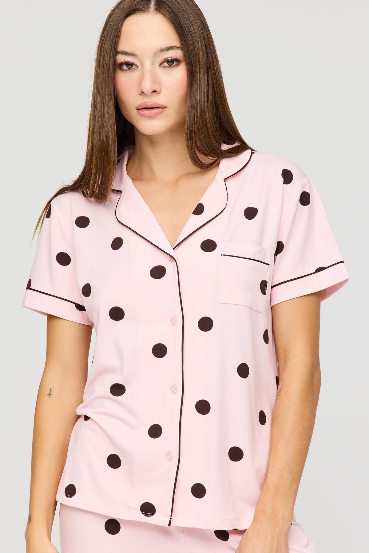 Vue alternative 2. Ensemble pyjama avec haut boutonné à manches courtes et pantalon