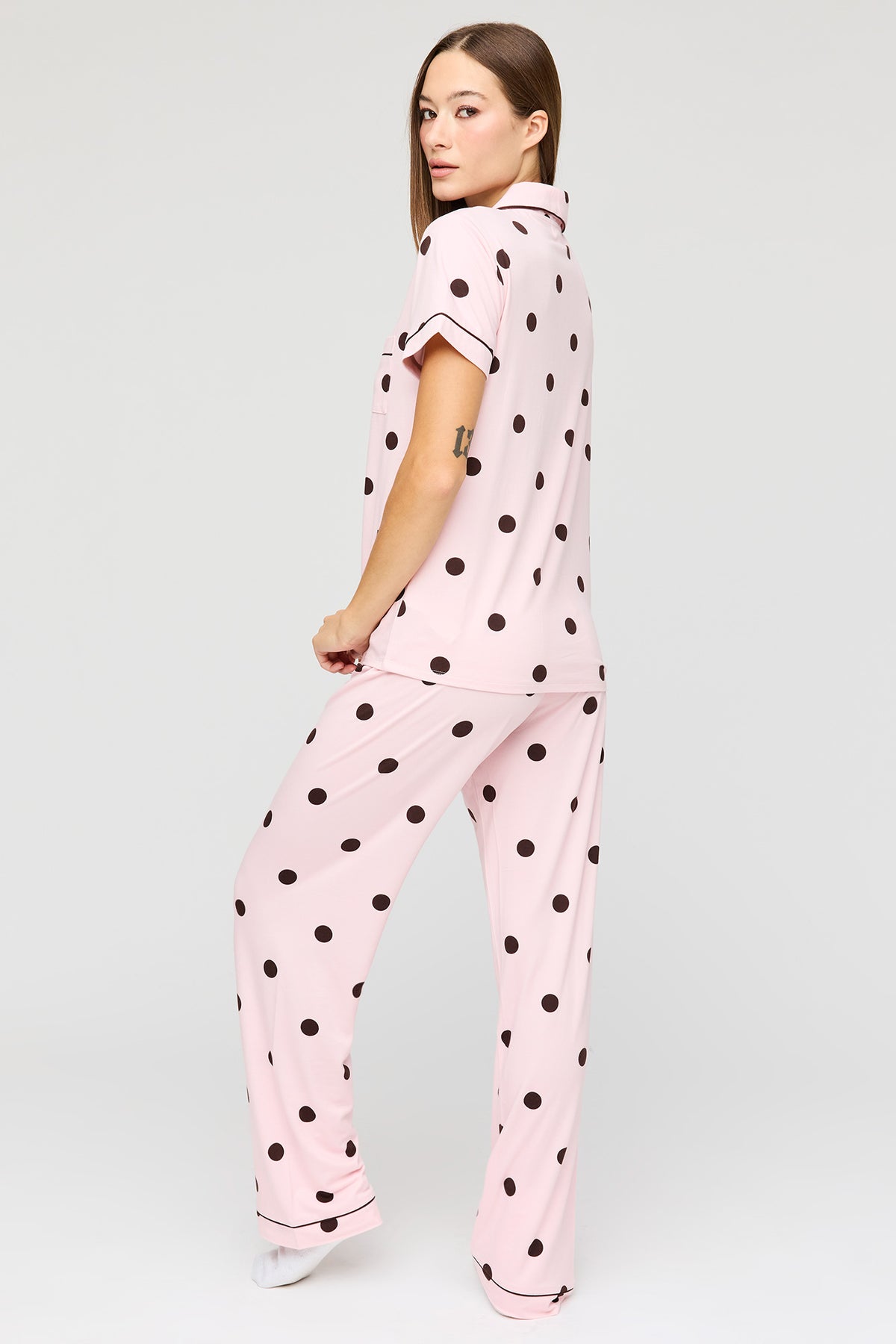 Vue alternative 4. Ensemble pyjama avec haut boutonné à manches courtes et pantalon