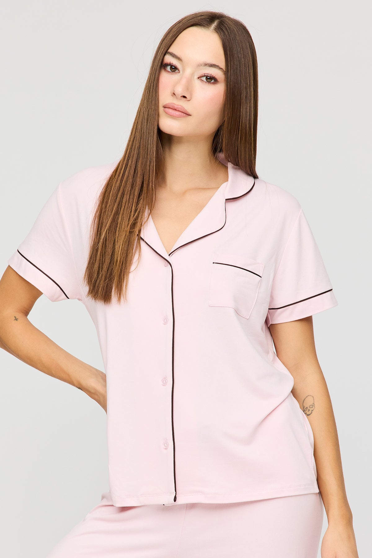 Vue alternative 2. Ensemble pyjama avec haut boutonné à manches courtes et pantalon