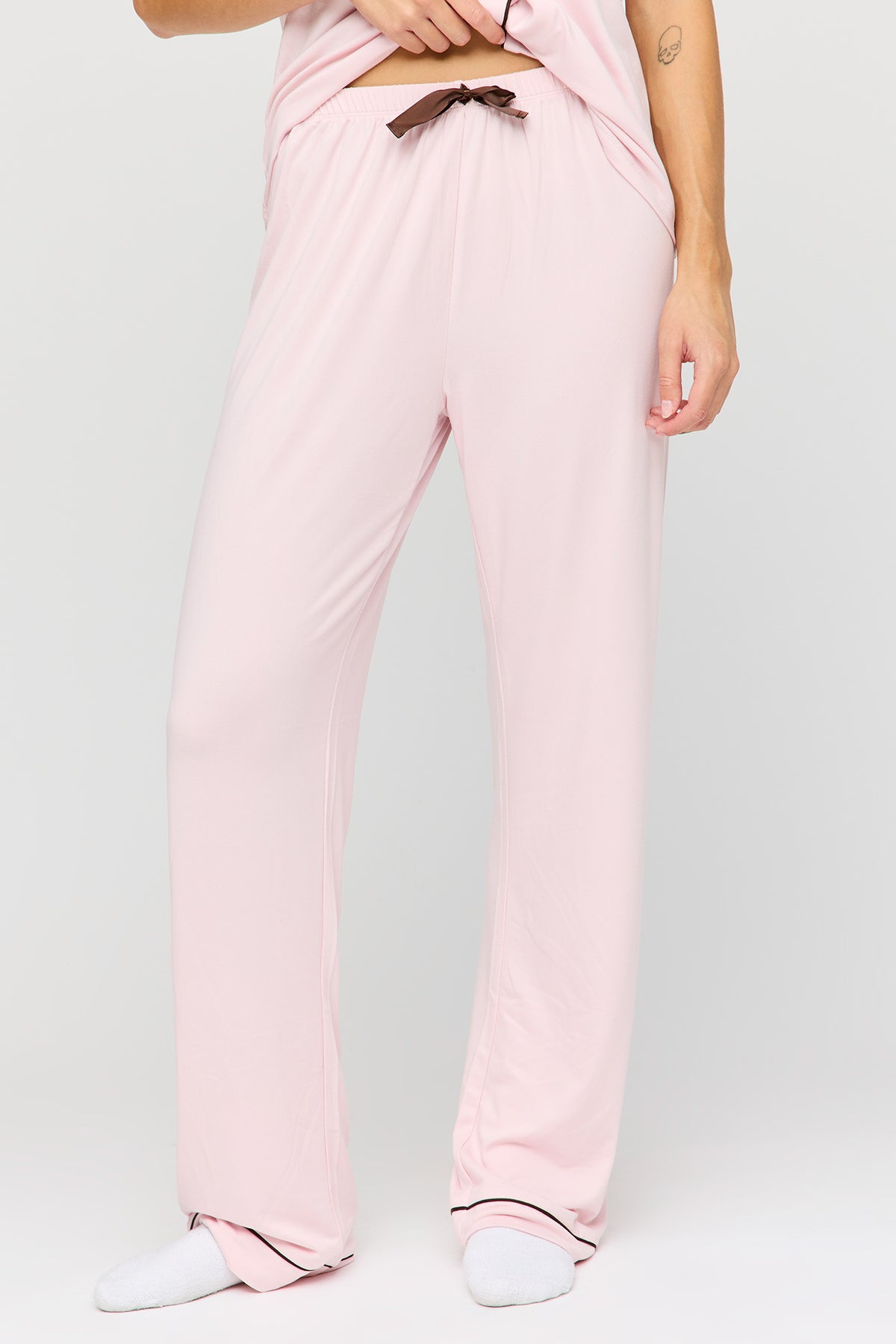 Vue alternative 3. Ensemble pyjama avec haut boutonné à manches courtes et pantalon