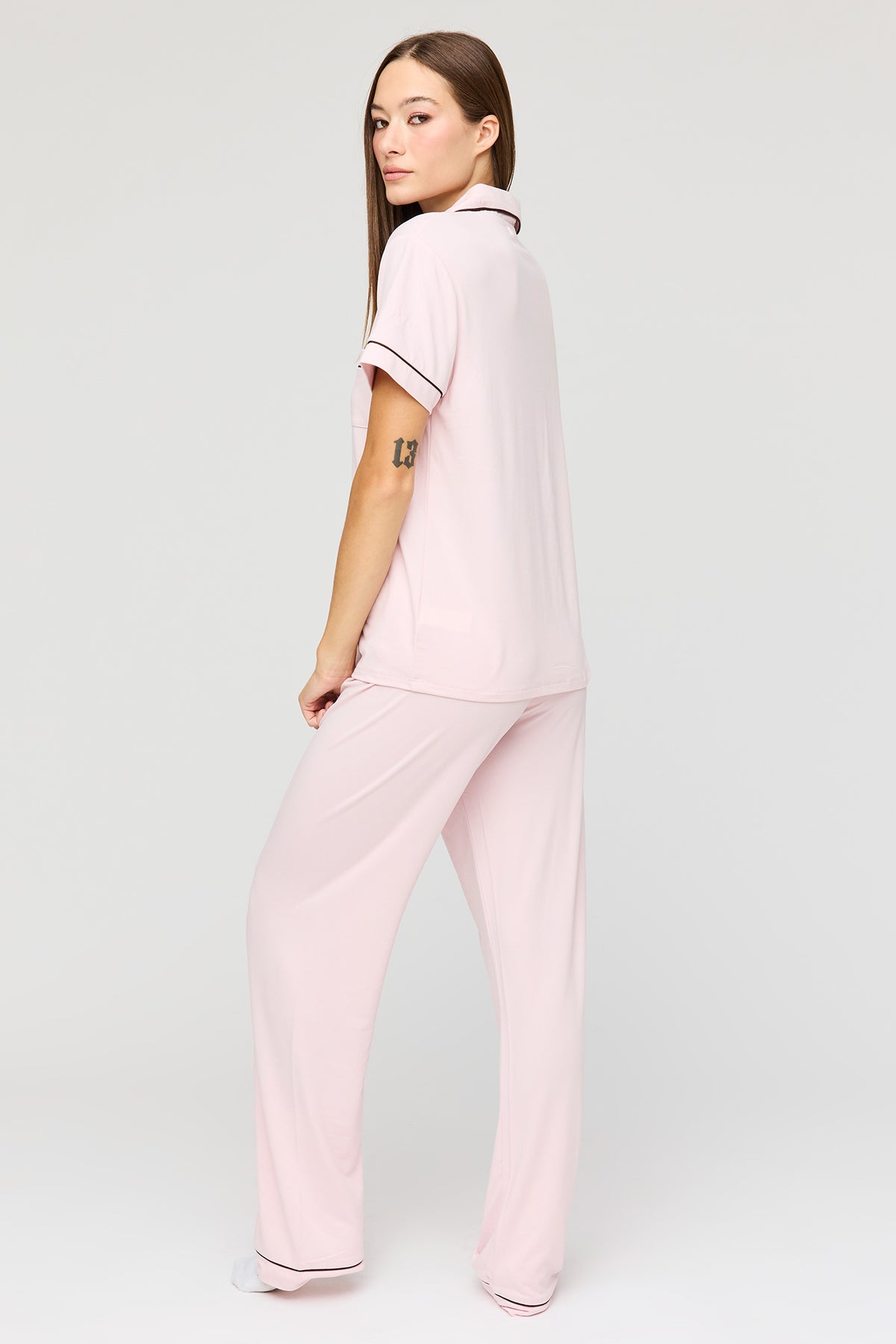 Vue alternative 4. Ensemble pyjama avec haut boutonné à manches courtes et pantalon