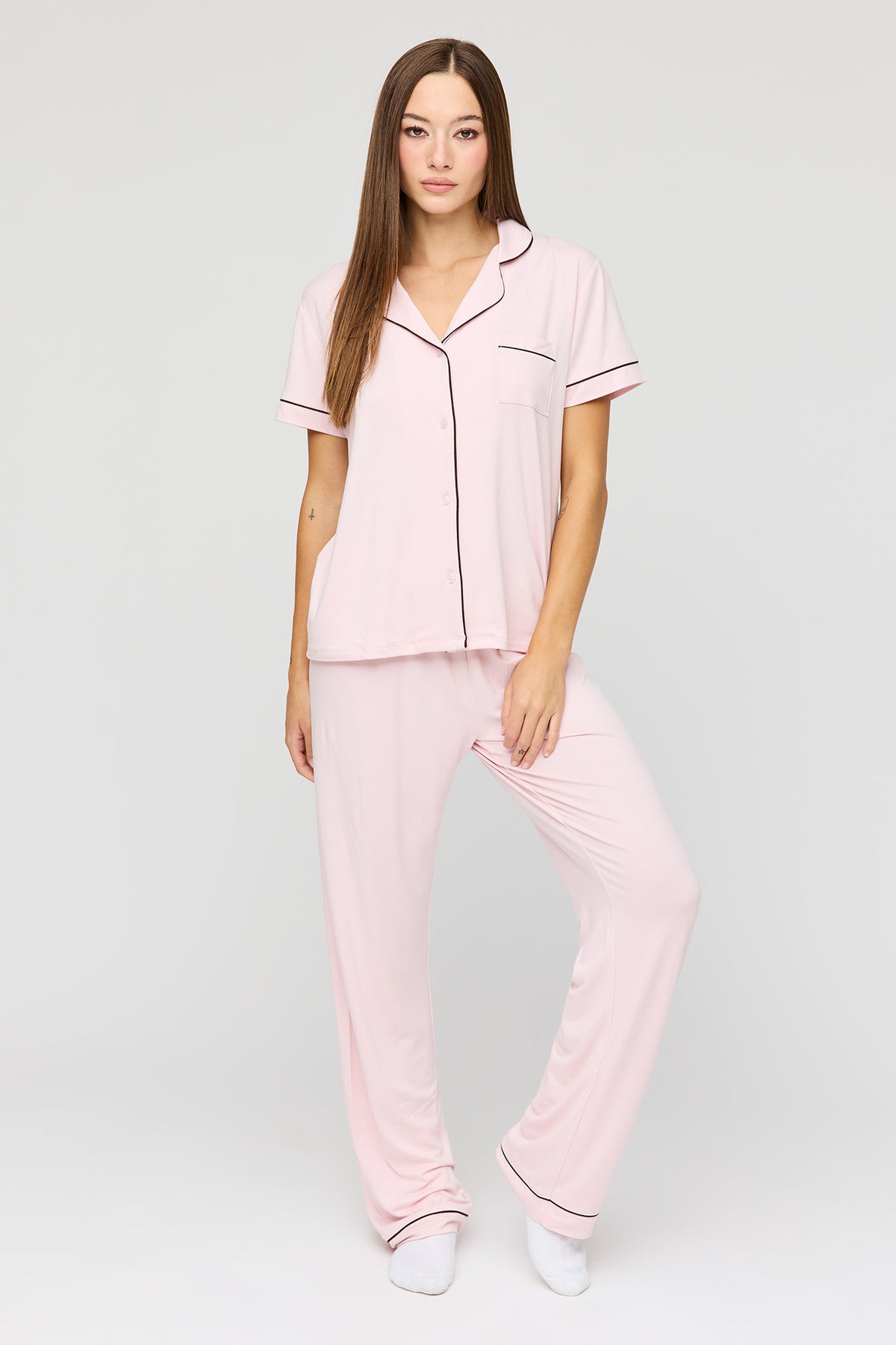 Ensemble pyjama avec haut boutonné à manches courtes et pantalon