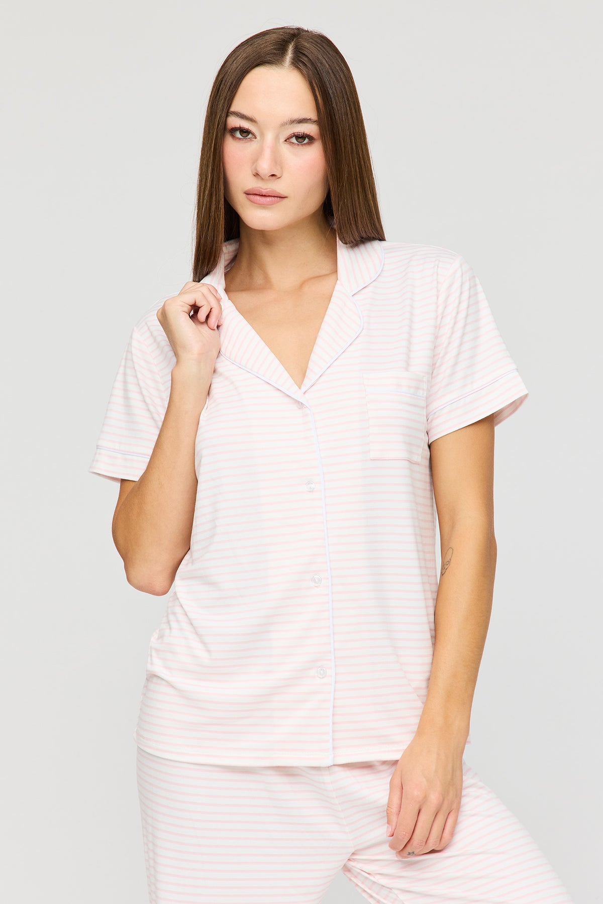 Vue alternative 2. Ensemble pyjama avec haut boutonné à manches courtes et pantalon
