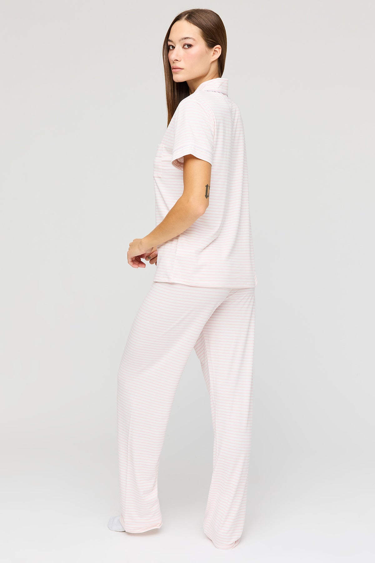 Vue alternative 4. Ensemble pyjama avec haut boutonné à manches courtes et pantalon