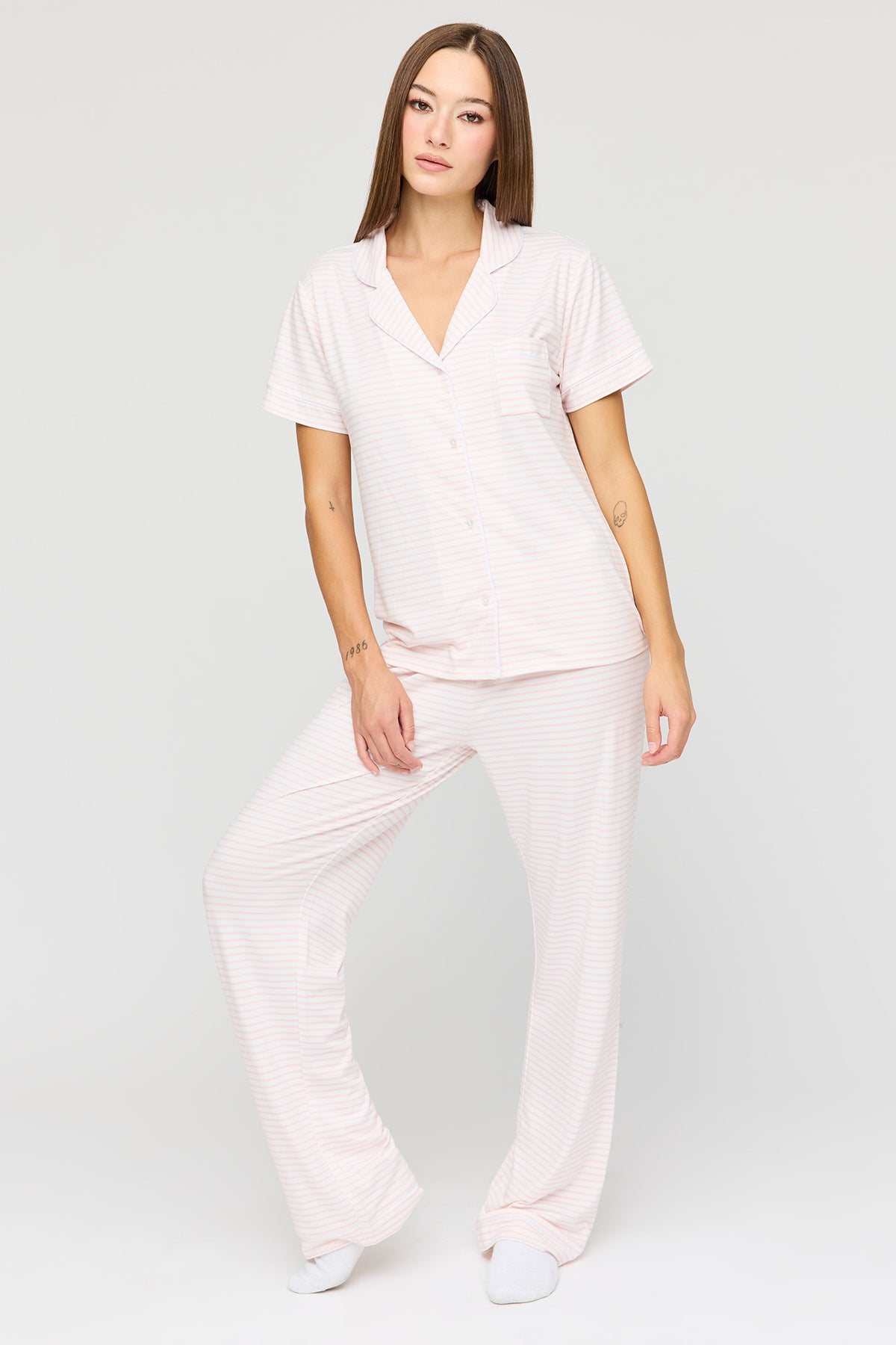 Ensemble pyjama avec haut boutonné à manches courtes et pantalon