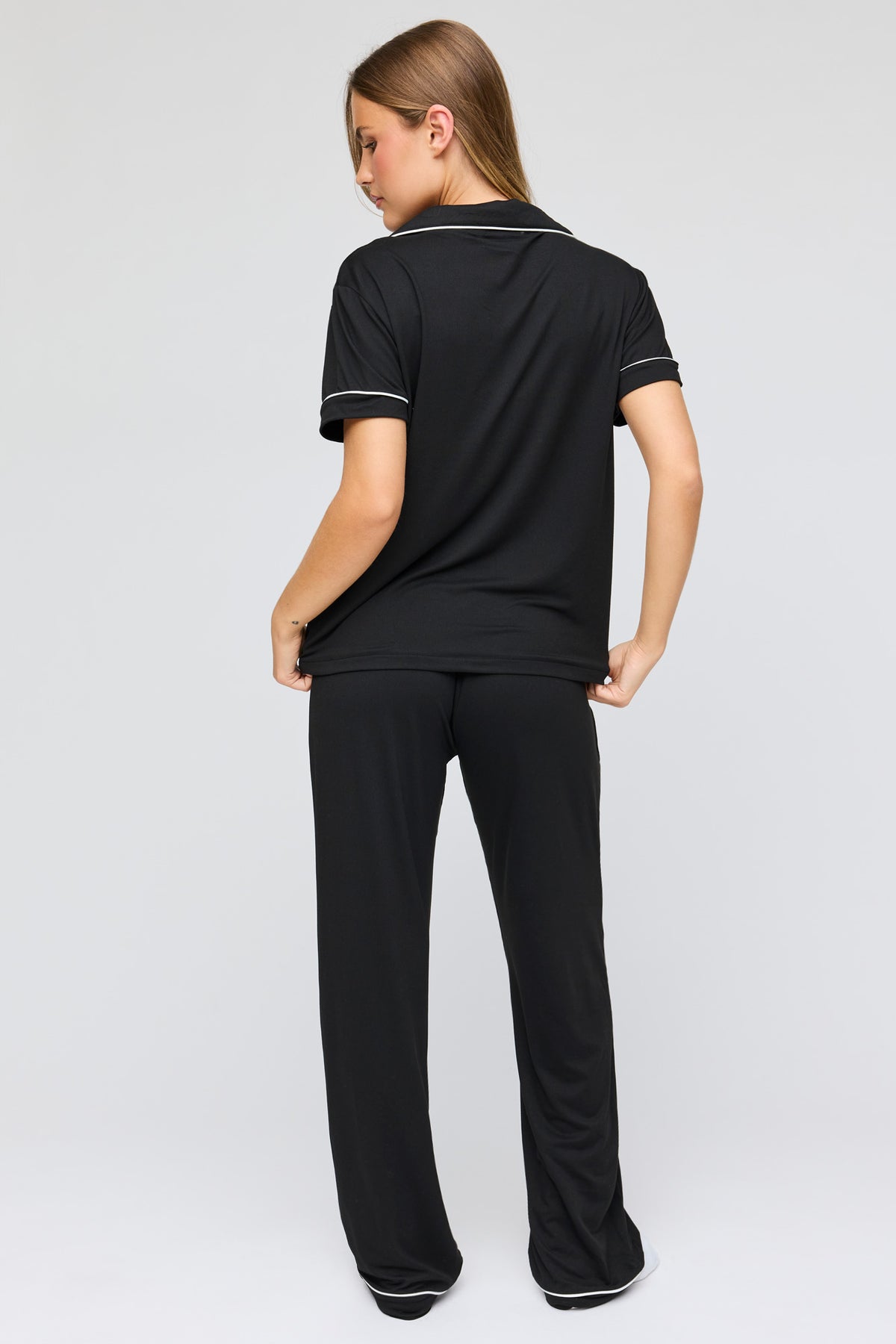 Vue alternative 4. Ensemble pyjama avec haut boutonné doux et pantalon