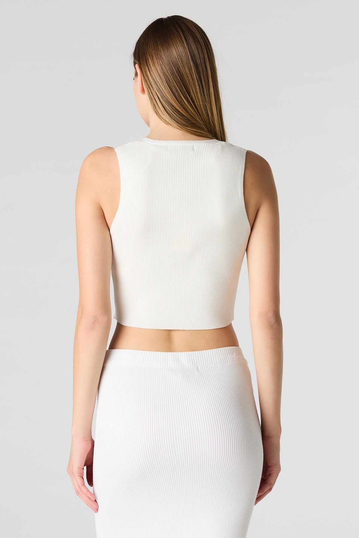 Vue alternative 2. Gilet en tricot côtelé boutonné à l'avant