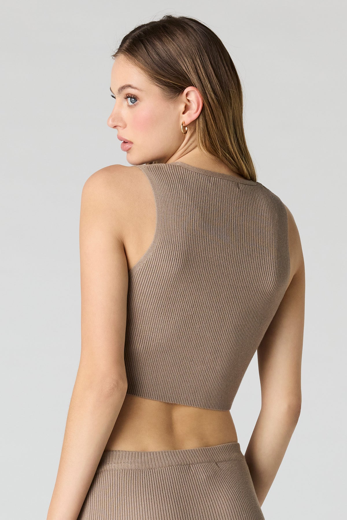 Vue alternative 2. Gilet en tricot côtelé boutonné à l'avant