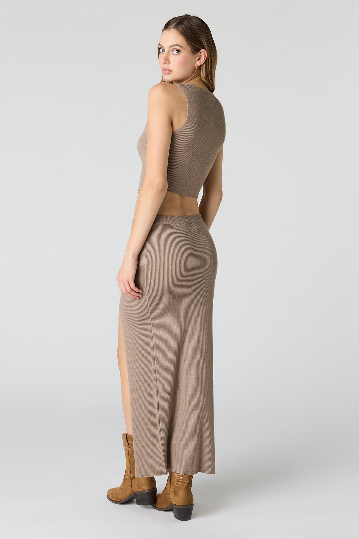 Vue alternative 3. Jupe midi en tricot côtelé avec fente