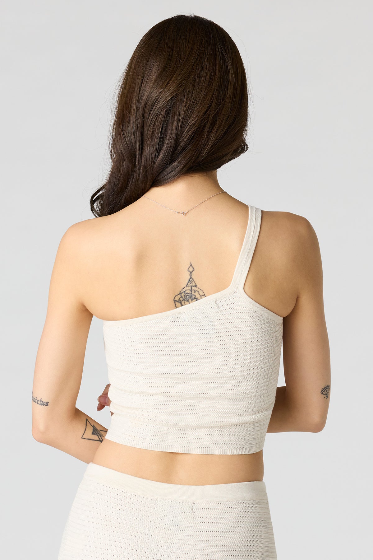 Vue alternative 2. Camisole crochetée à épaule dégagée