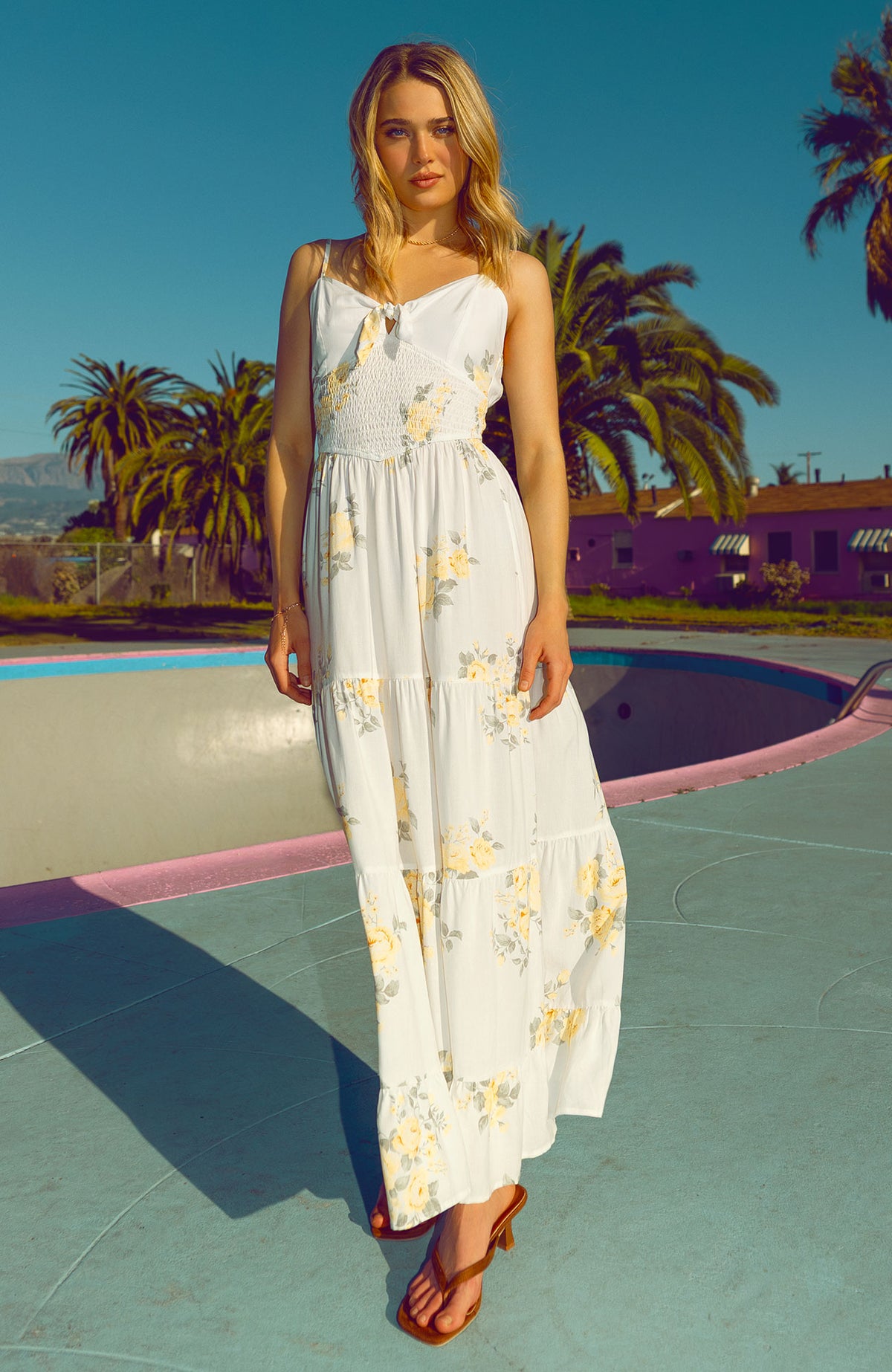 Robe maxi volantée avec boucles