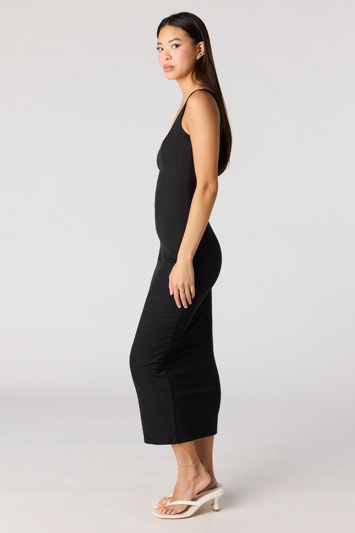 Vue alternative 2. Robe midi moulante côtelée avec encolure dégagée