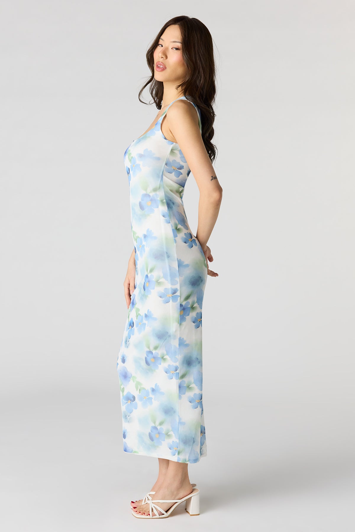 Vue alternative 2. Robe maxi en filet à imprimé floral et encolure carrée