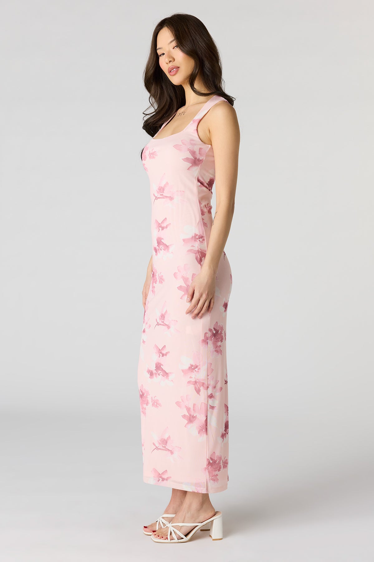 Vue alternative 2. Robe maxi en filet à imprimé floral et encolure carrée