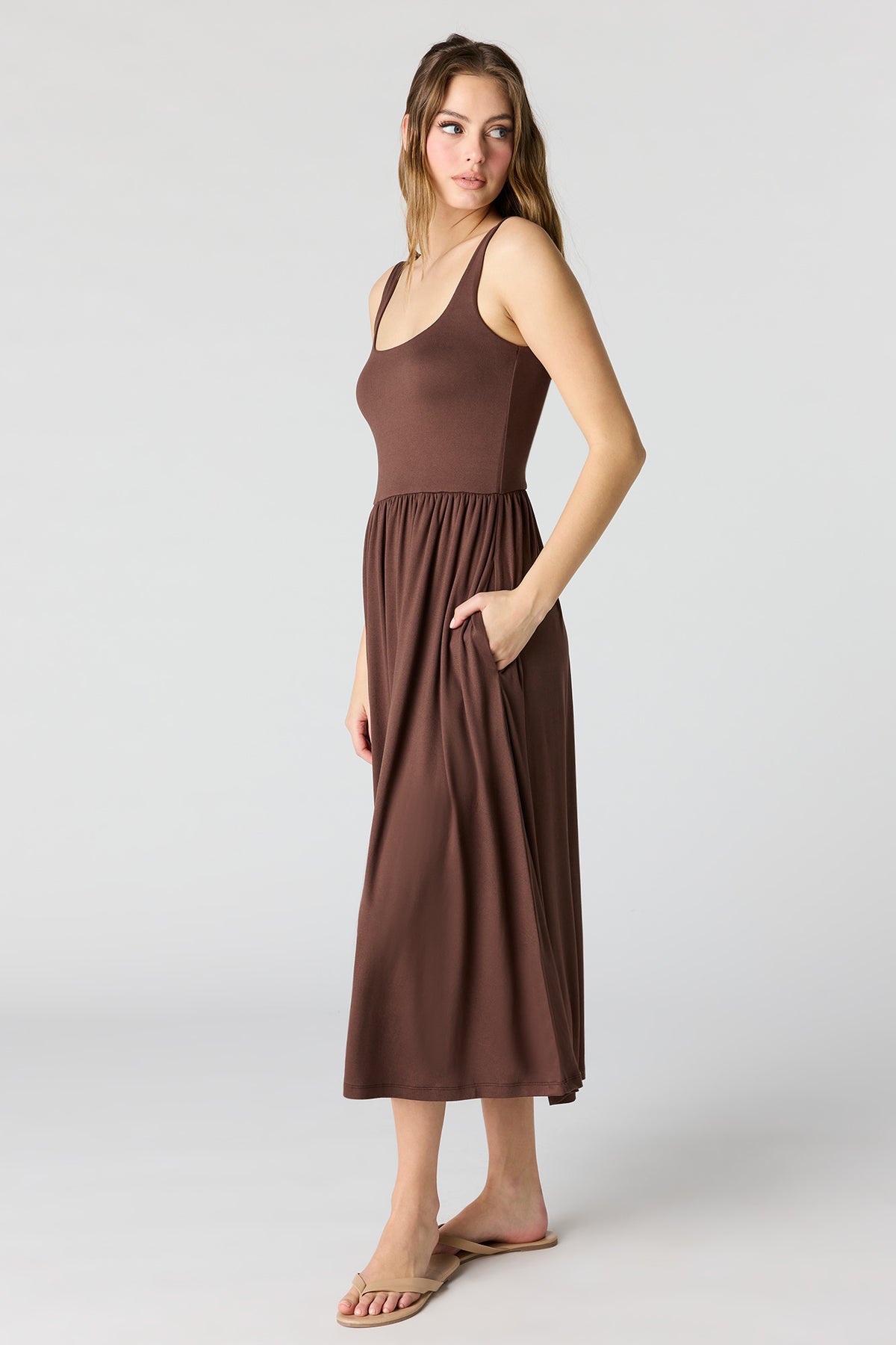 Vue alternative 2. Robe-débardeur midi
