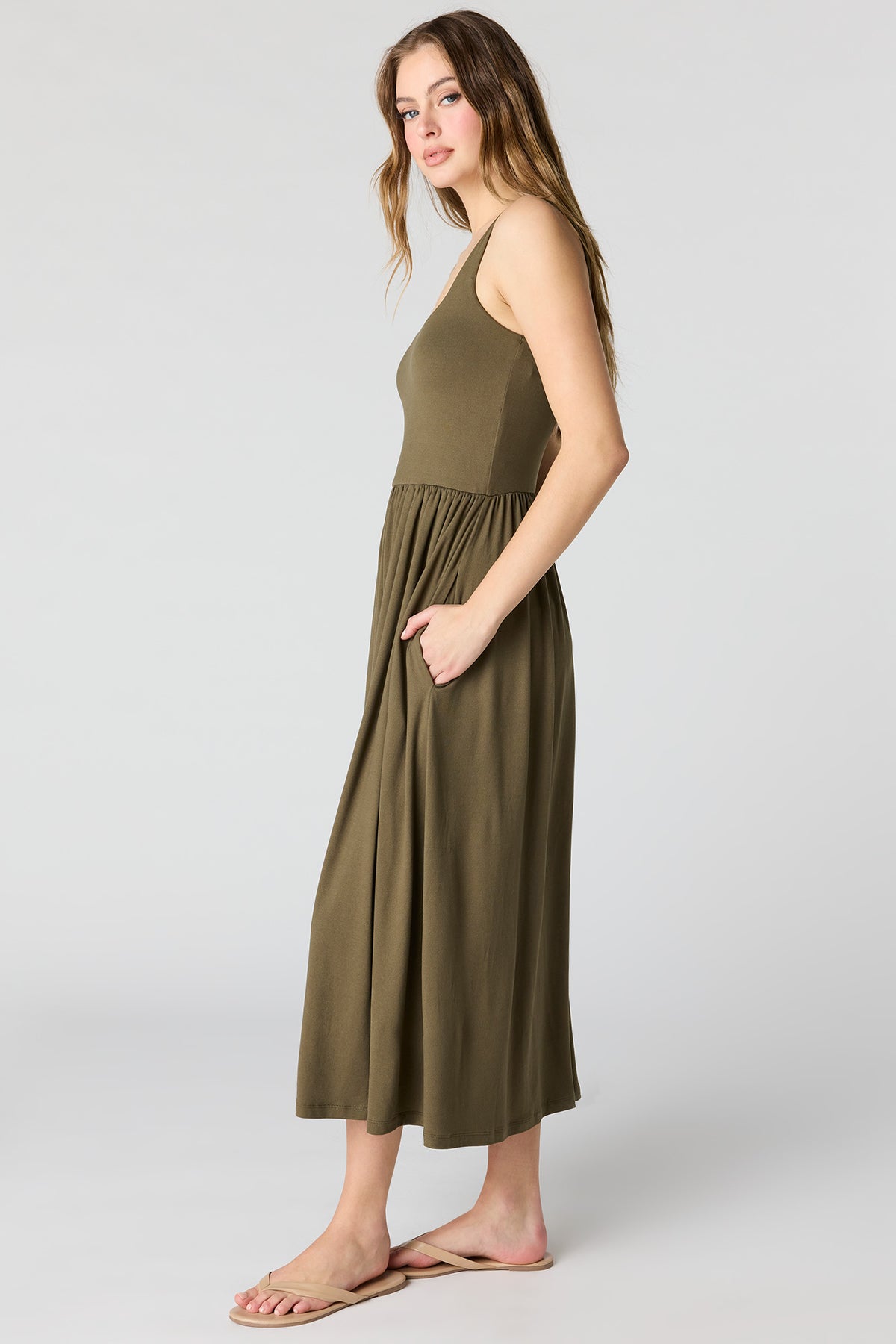 Vue alternative 2. Robe-débardeur midi