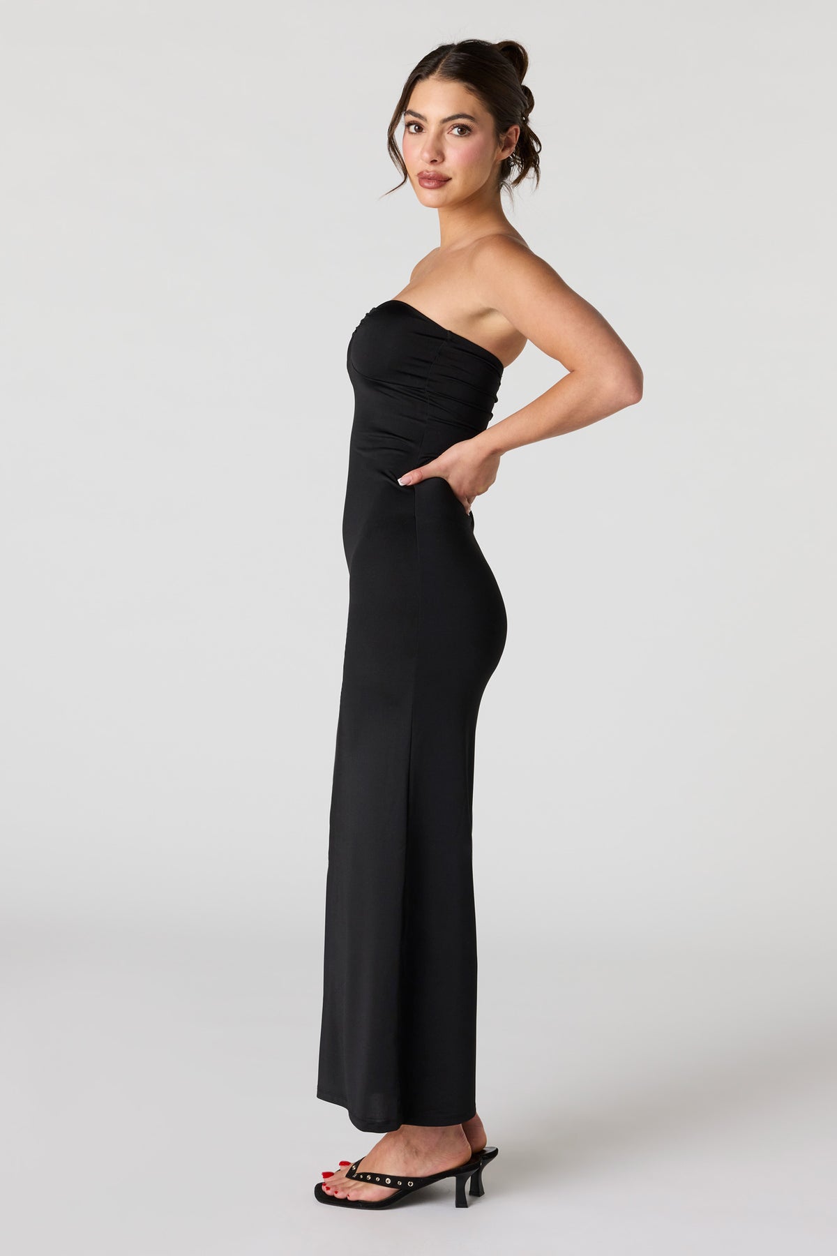 Vue alternative 2. Robe tubulaire ruchée avec anneau en O à l'avant