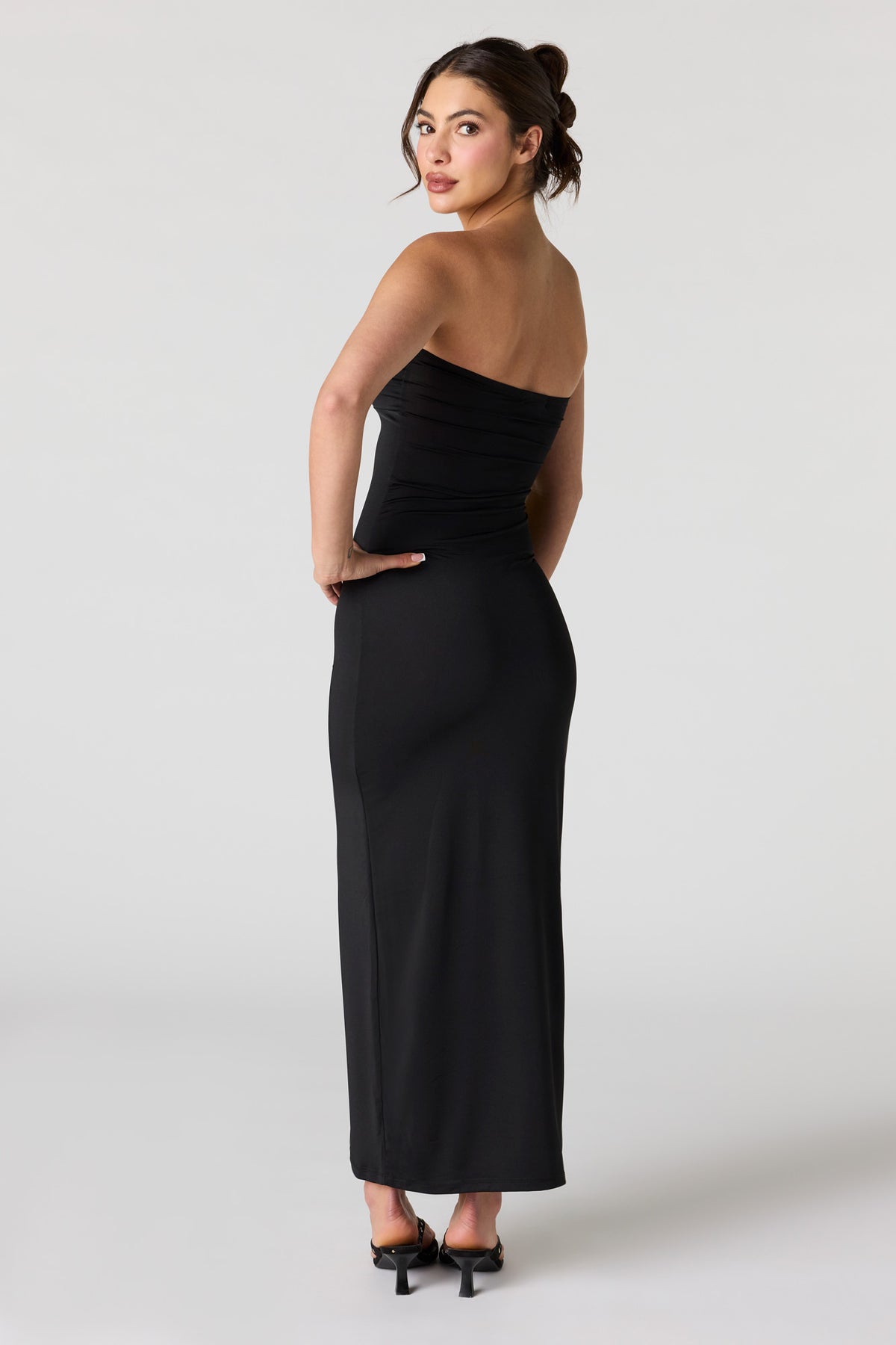 Vue alternative 3. Robe tubulaire ruchée avec anneau en O à l'avant