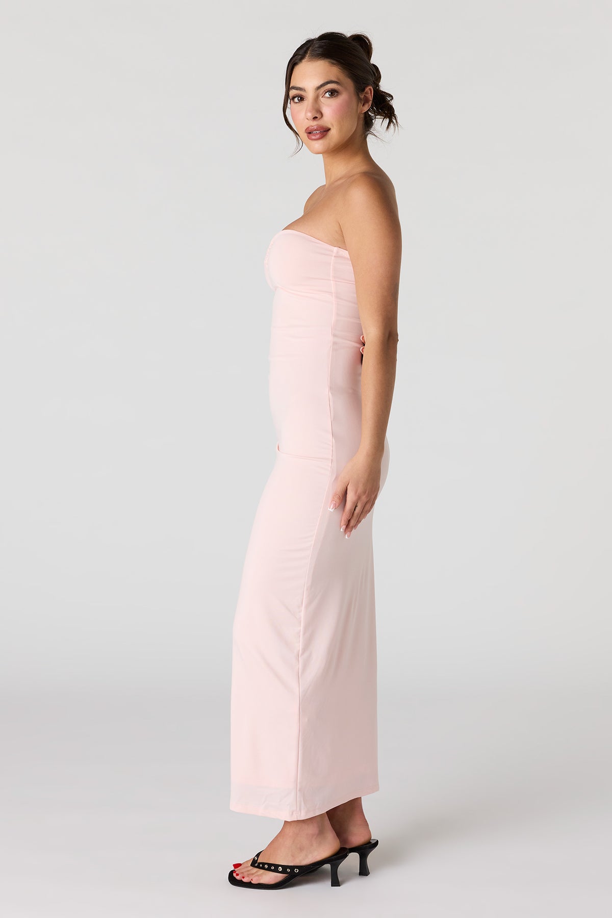 Vue alternative 2. Robe tubulaire ruchée avec anneau en O à l'avant