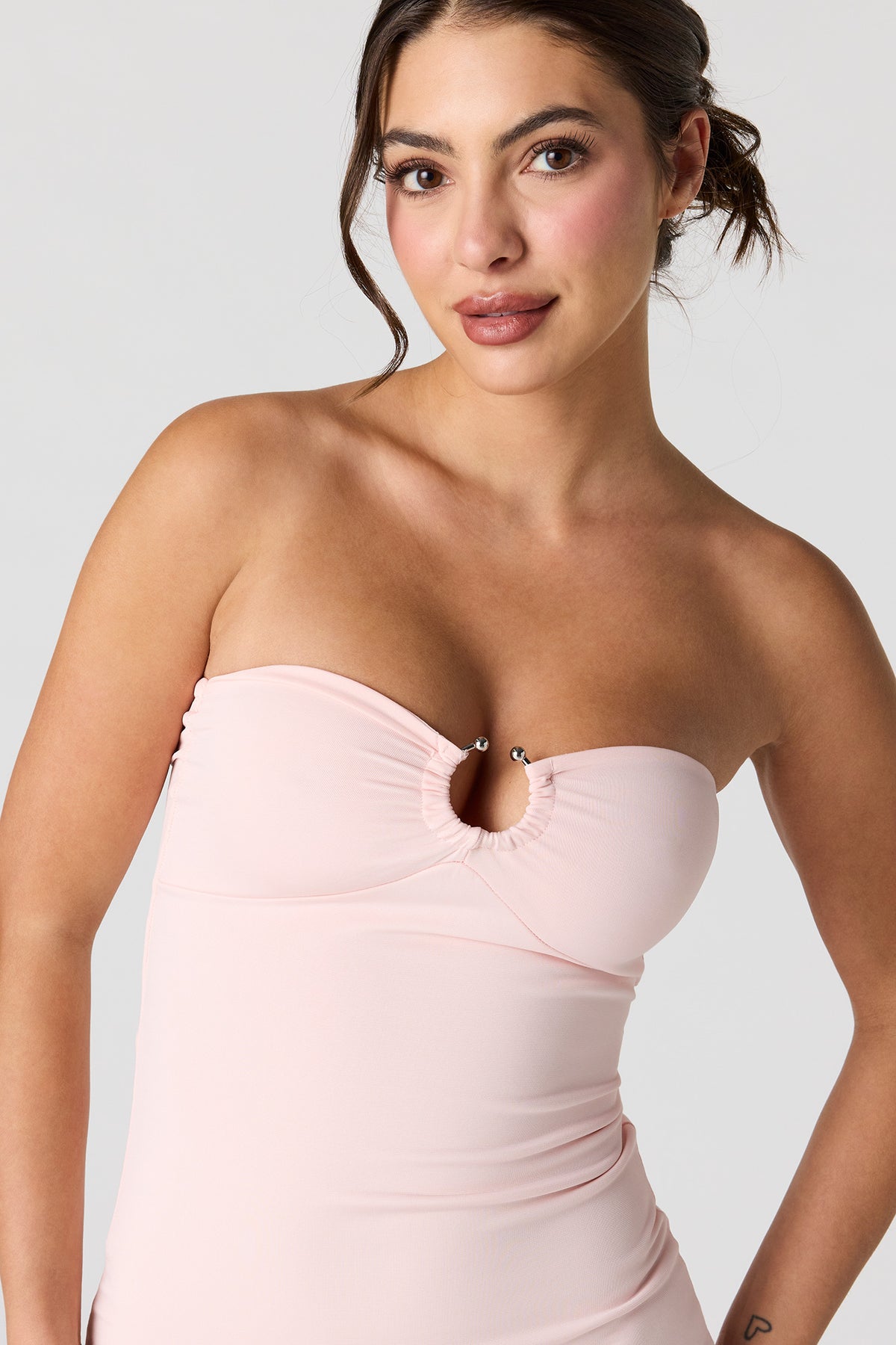 Vue alternative 4. Robe tubulaire ruchée avec anneau en O à l'avant