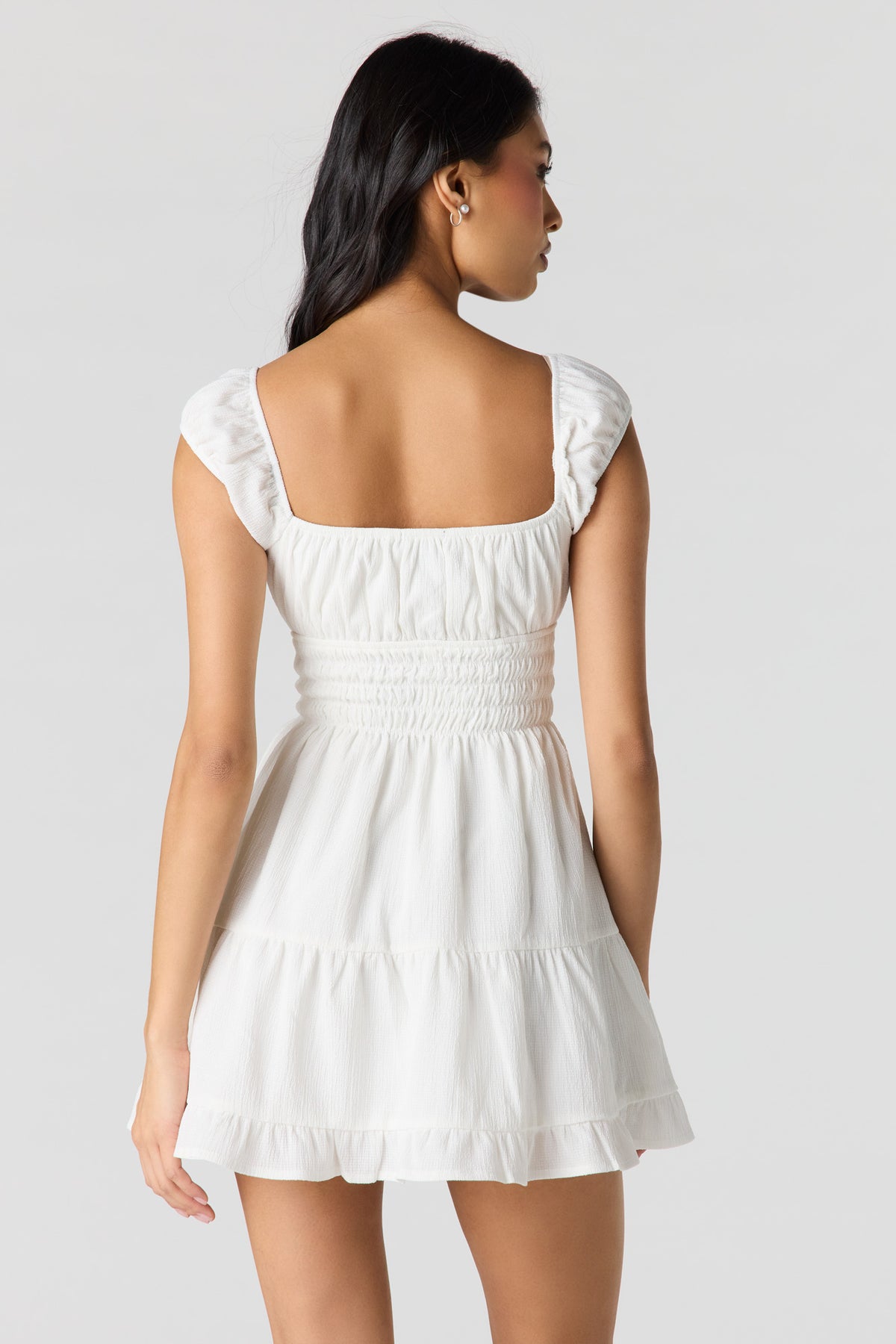 Vue alternative 2. Minirobe volantée à encolure carrée