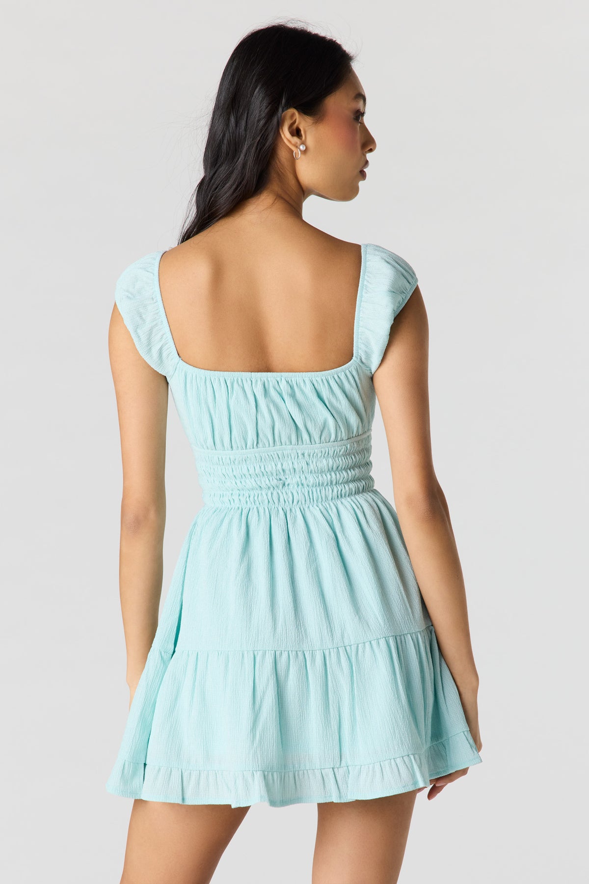 Vue alternative 2. Minirobe volantée à encolure carrée