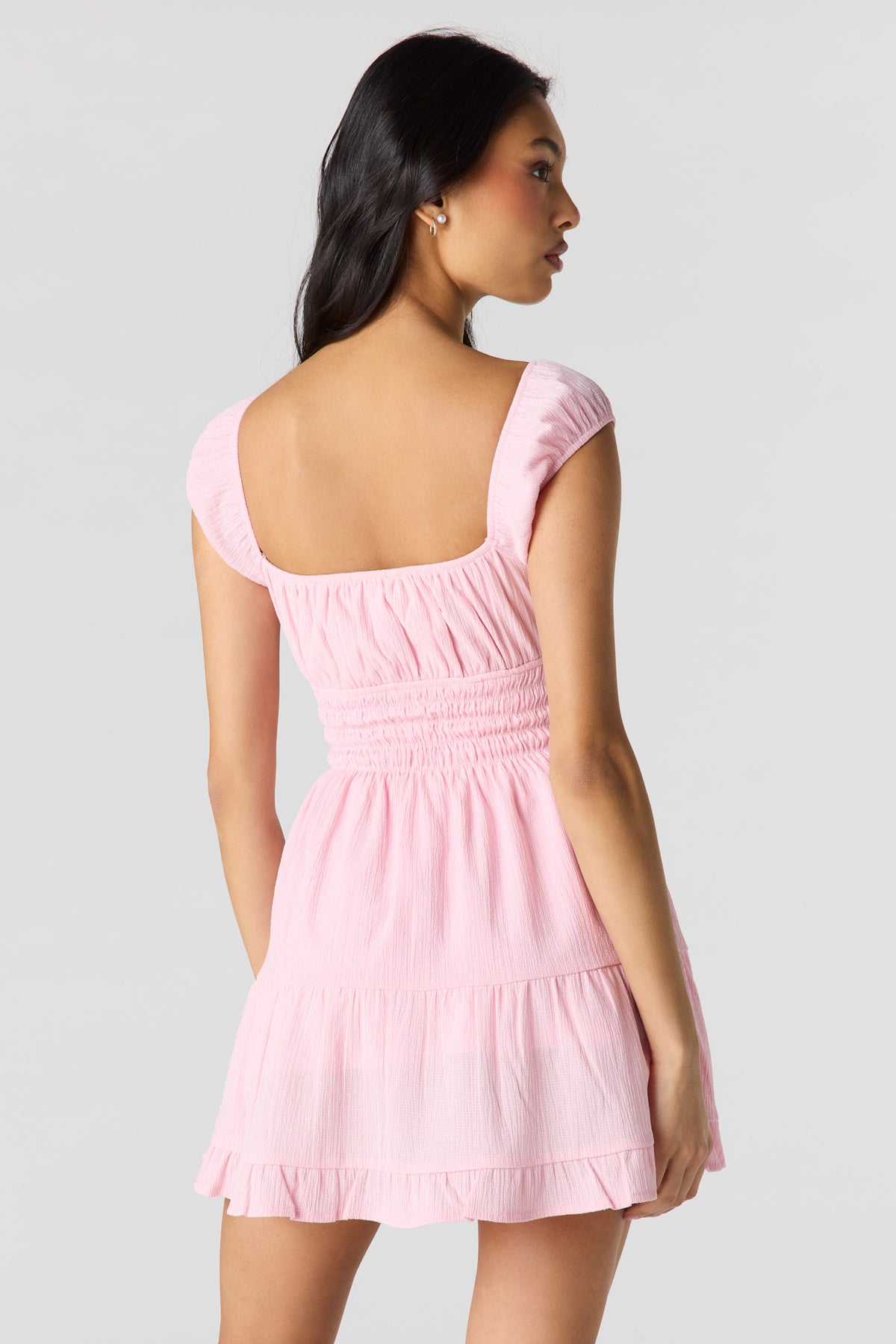 Vue alternative 2. Minirobe volantée à encolure carrée