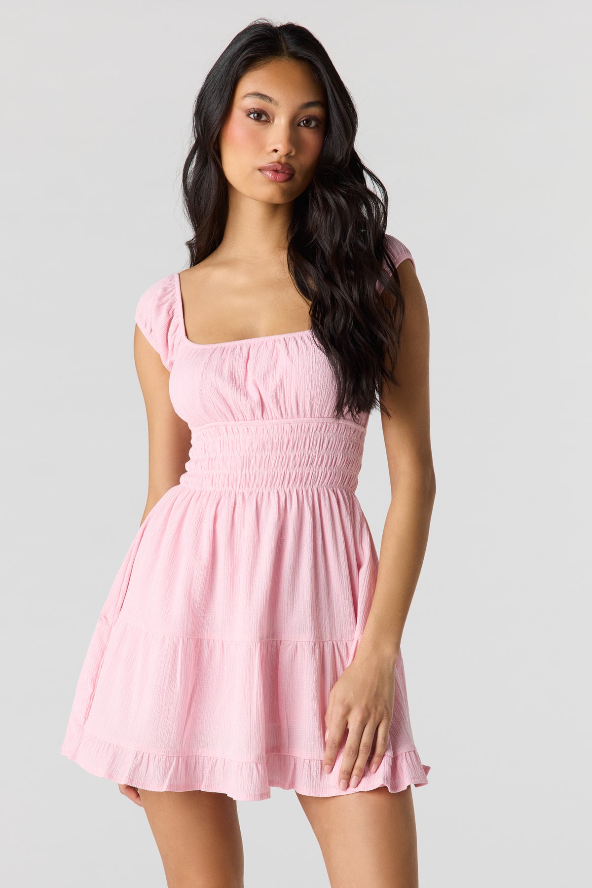 Minirobe volantée à encolure carrée