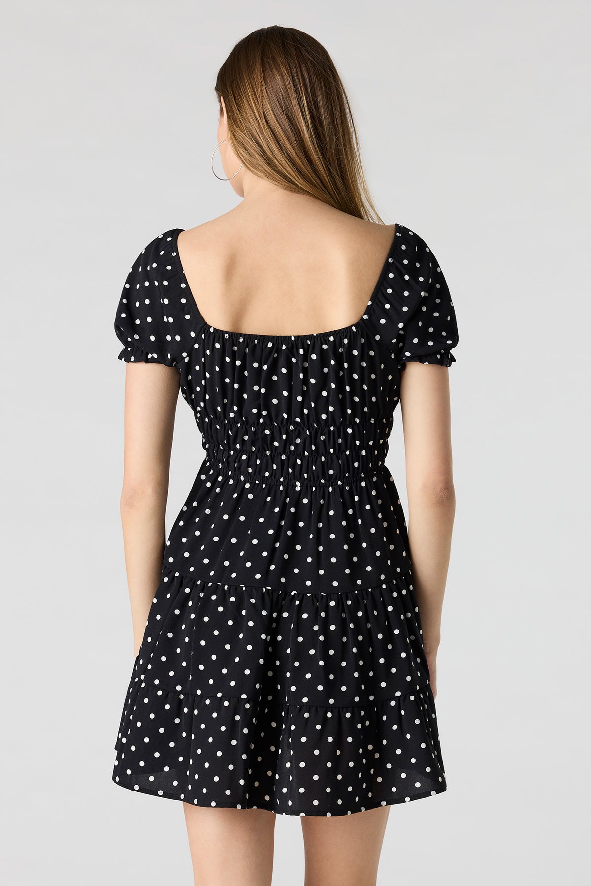 Vue alternative 2. Minirobe volantée à manches courtes bouffantes