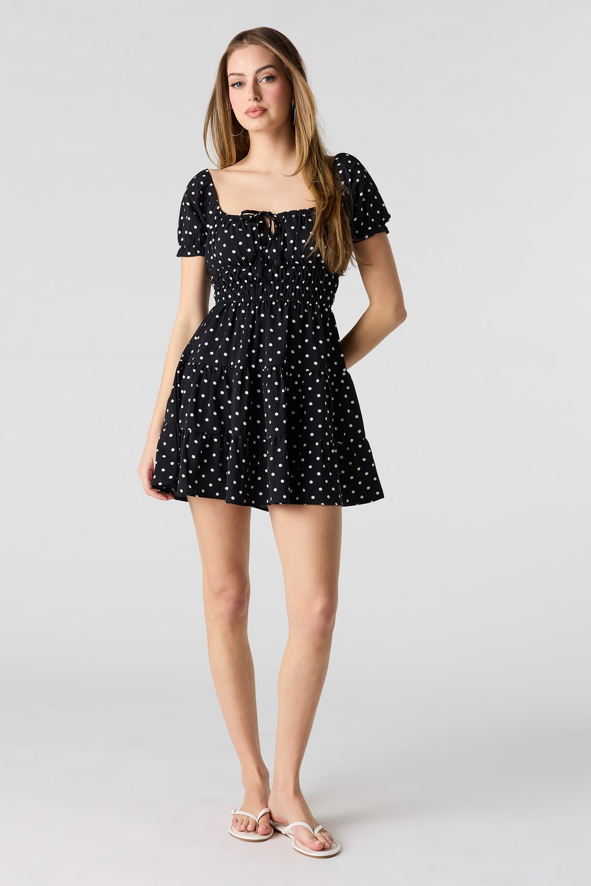 Vue alternative 3. Minirobe volantée à manches courtes bouffantes