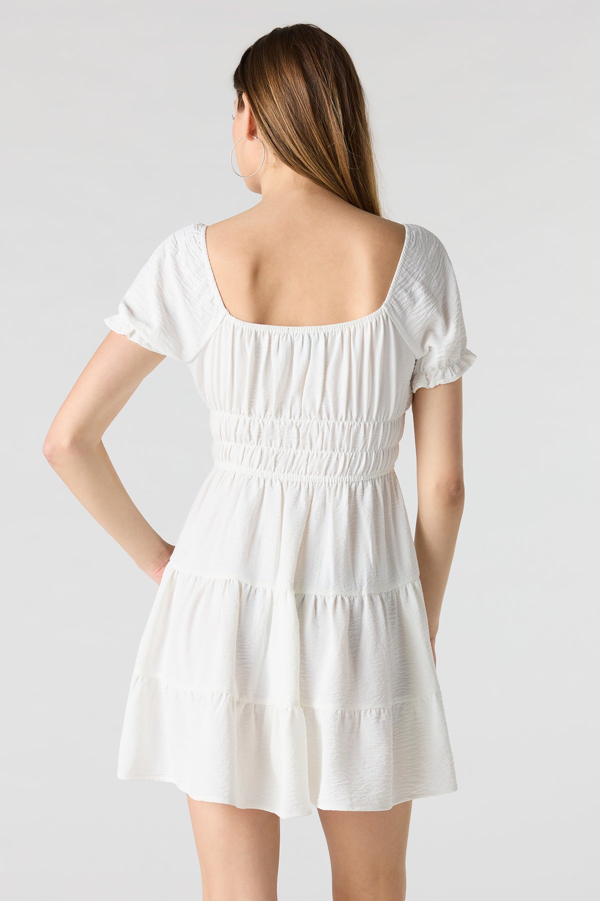 Vue alternative 2. Minirobe volantée à manches courtes bouffantes