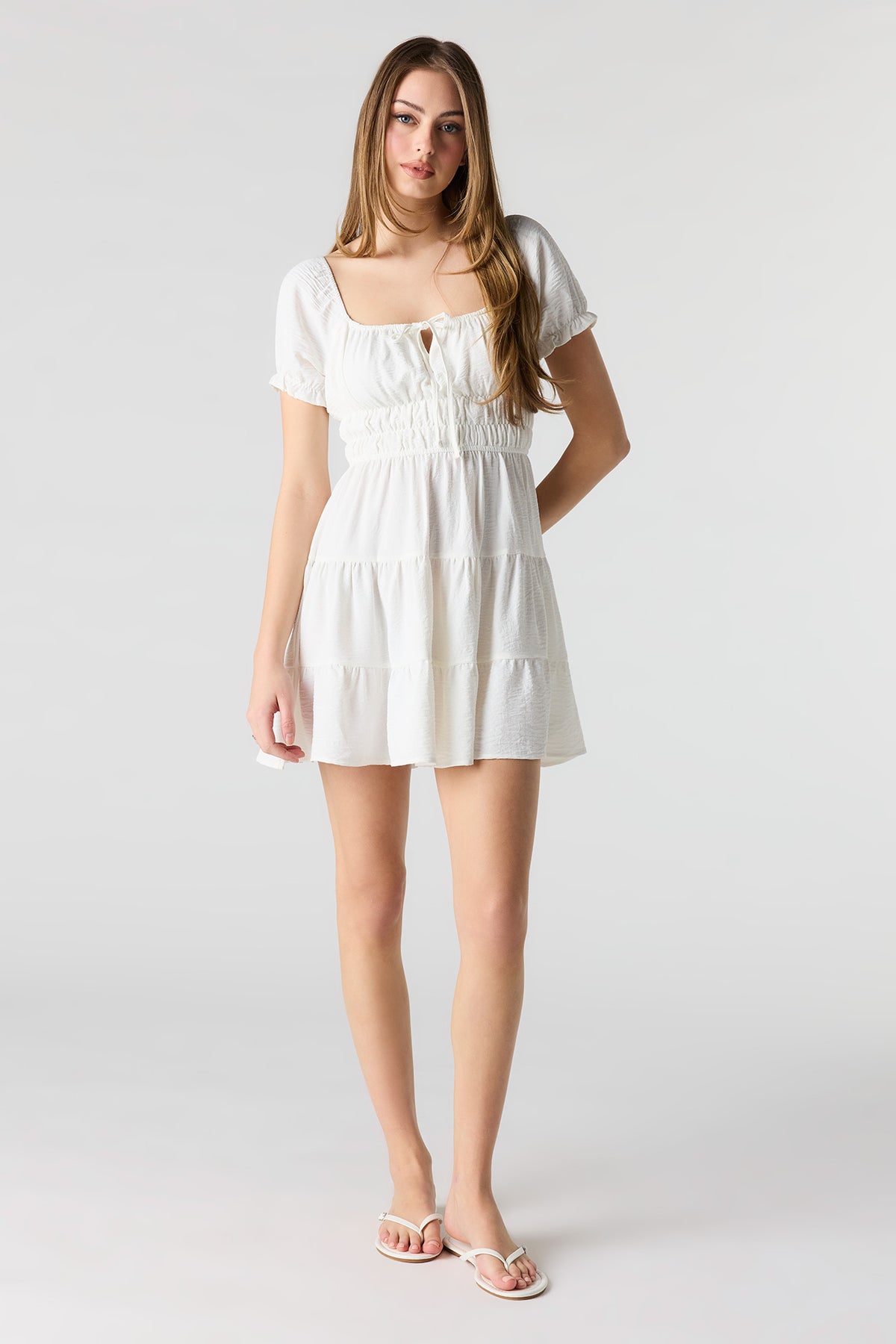 Vue alternative 3. Minirobe volantée à manches courtes bouffantes