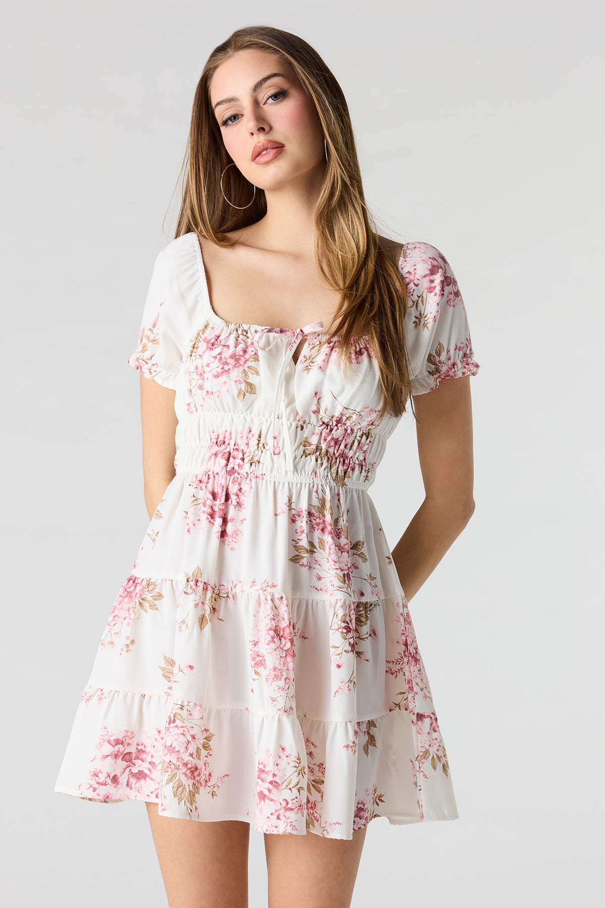 Minirobe volantée à manches courtes bouffantes