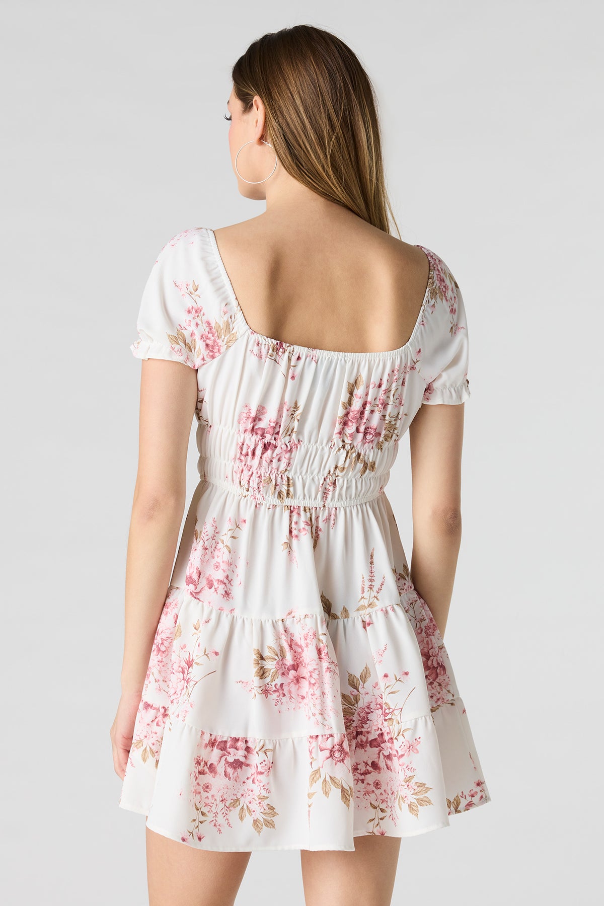 Vue alternative 2. Minirobe volantée à manches courtes bouffantes