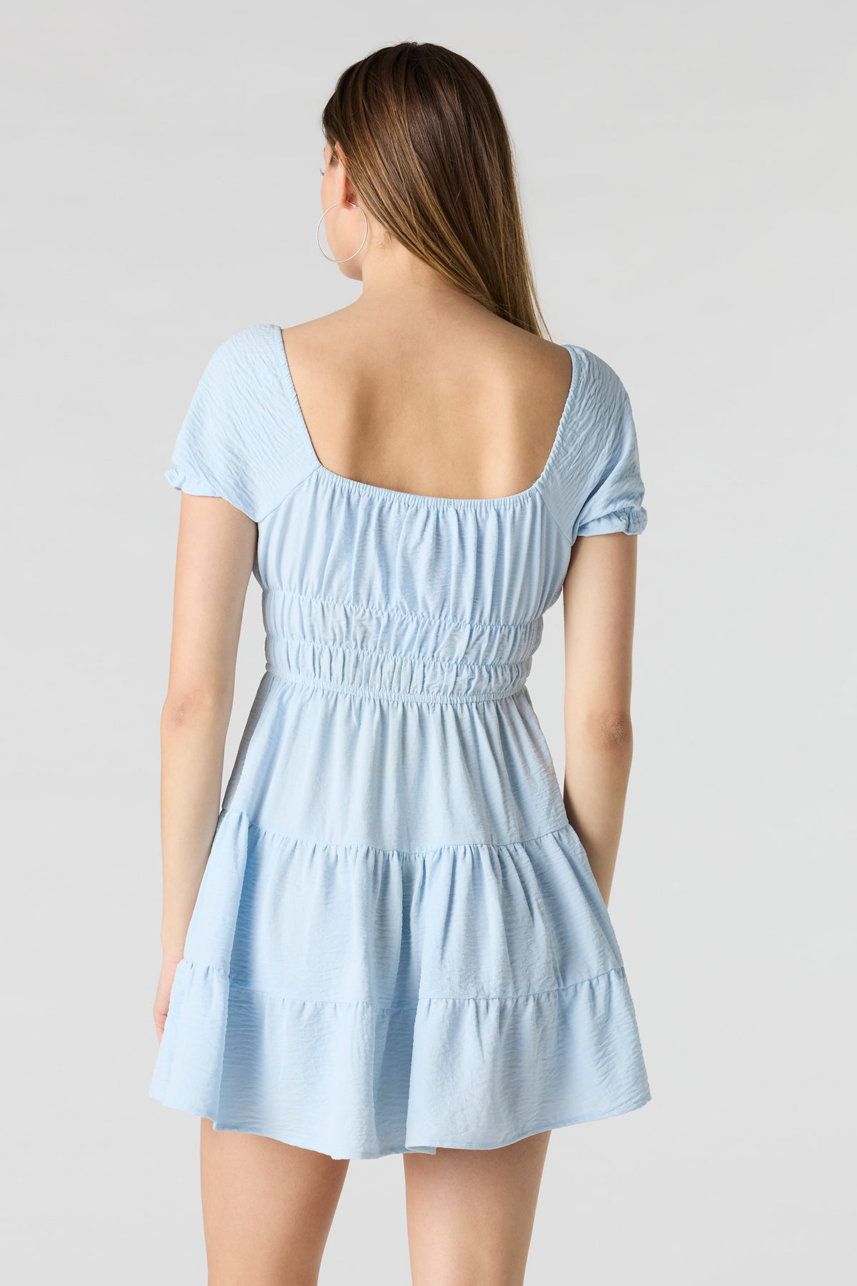Vue alternative 2. Minirobe volantée à manches courtes bouffantes