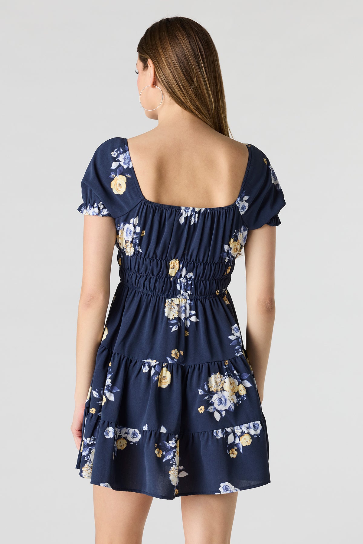 Vue alternative 2. Minirobe volantée à manches courtes bouffantes