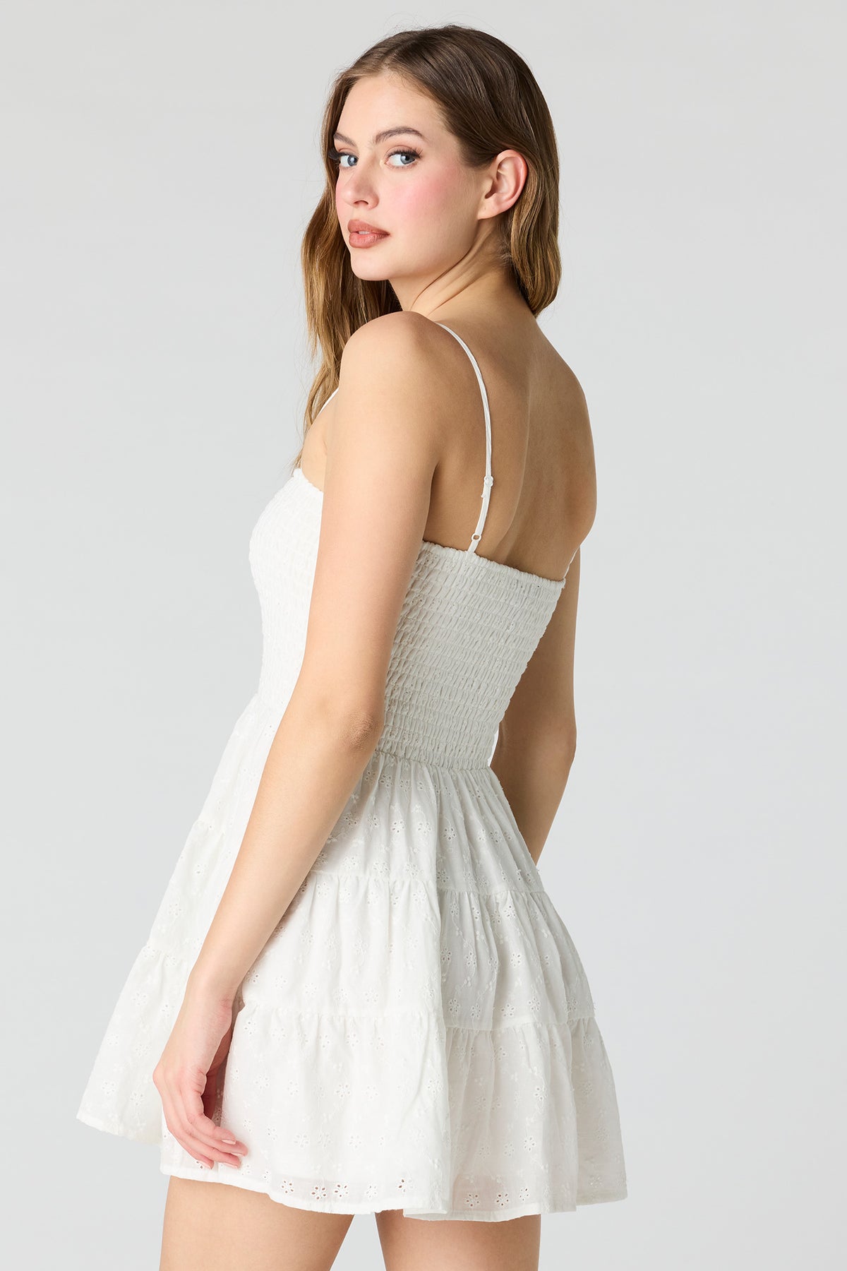 Vue alternative 2. Minirobe smockée avec oeillets