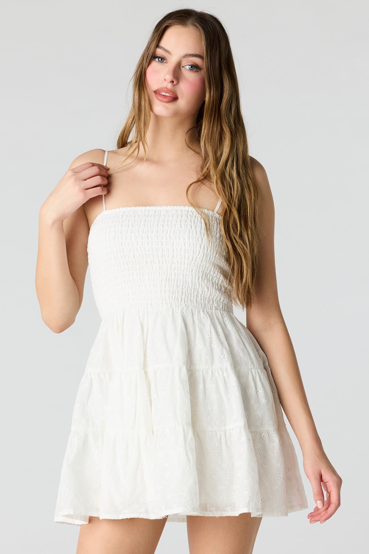 Vue alternative 4. Minirobe smockée avec oeillets