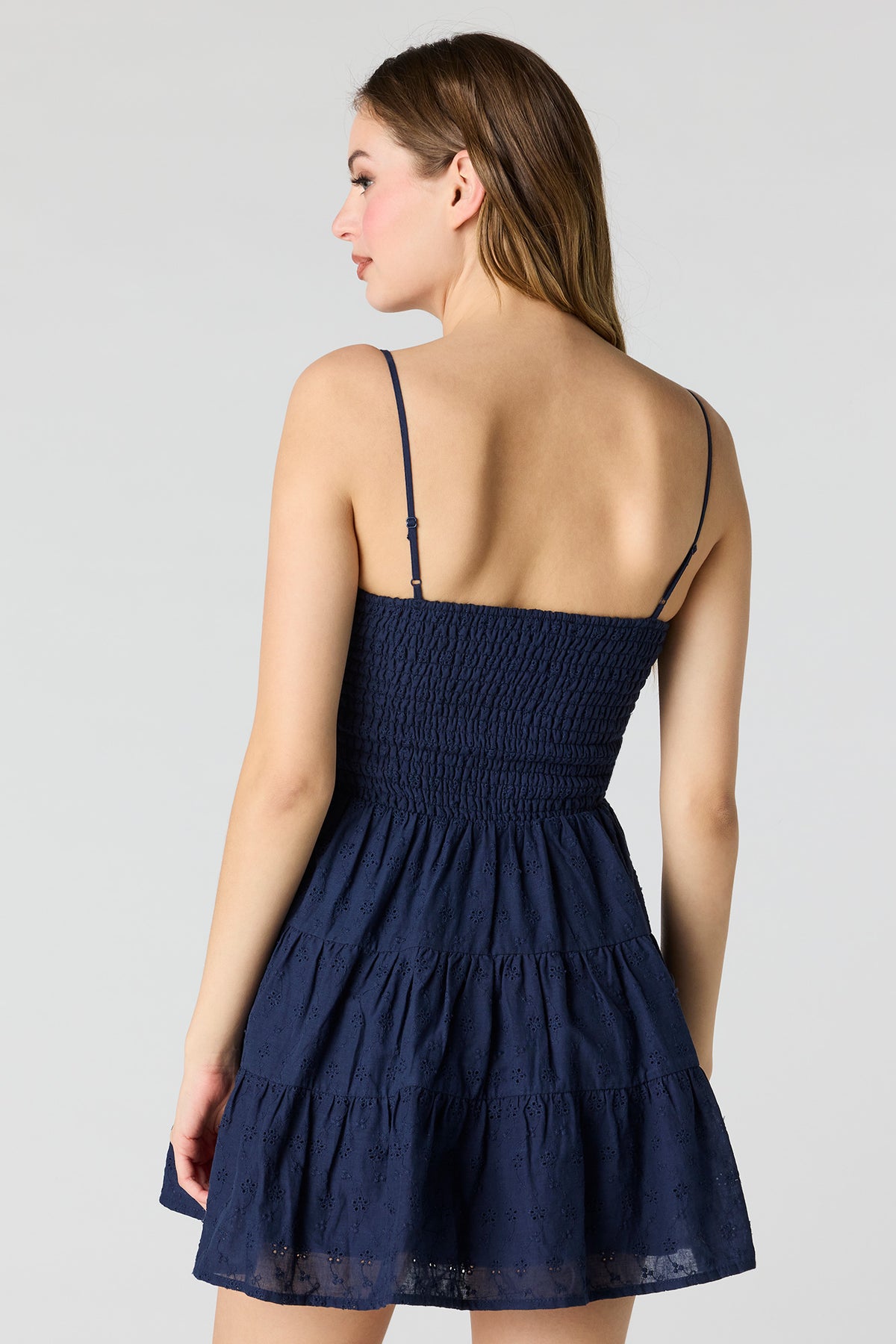 Vue alternative 2. Minirobe smockée avec oeillets