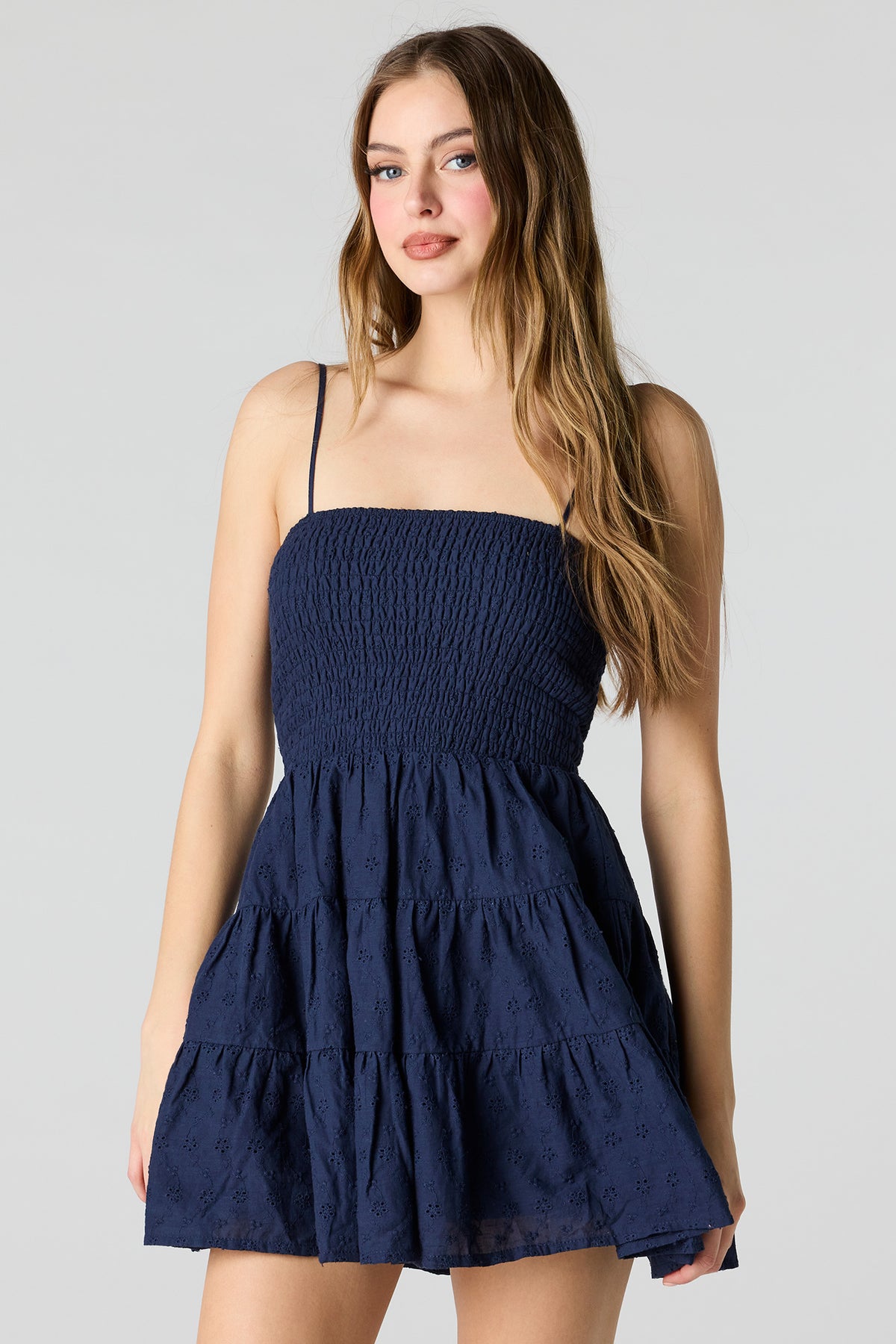 Minirobe smockée avec oeillets