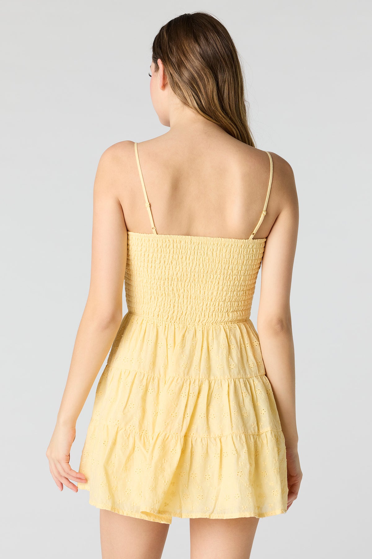 Vue alternative 2. Minirobe smockée avec oeillets