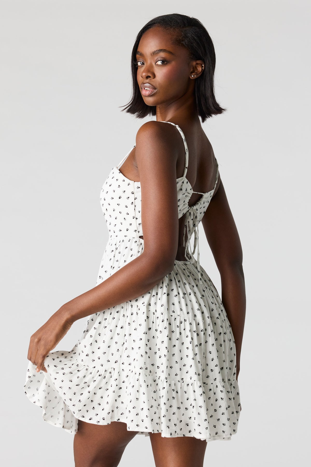 Vue alternative 2. Minirobe volantée sans soutien-gorge intégré