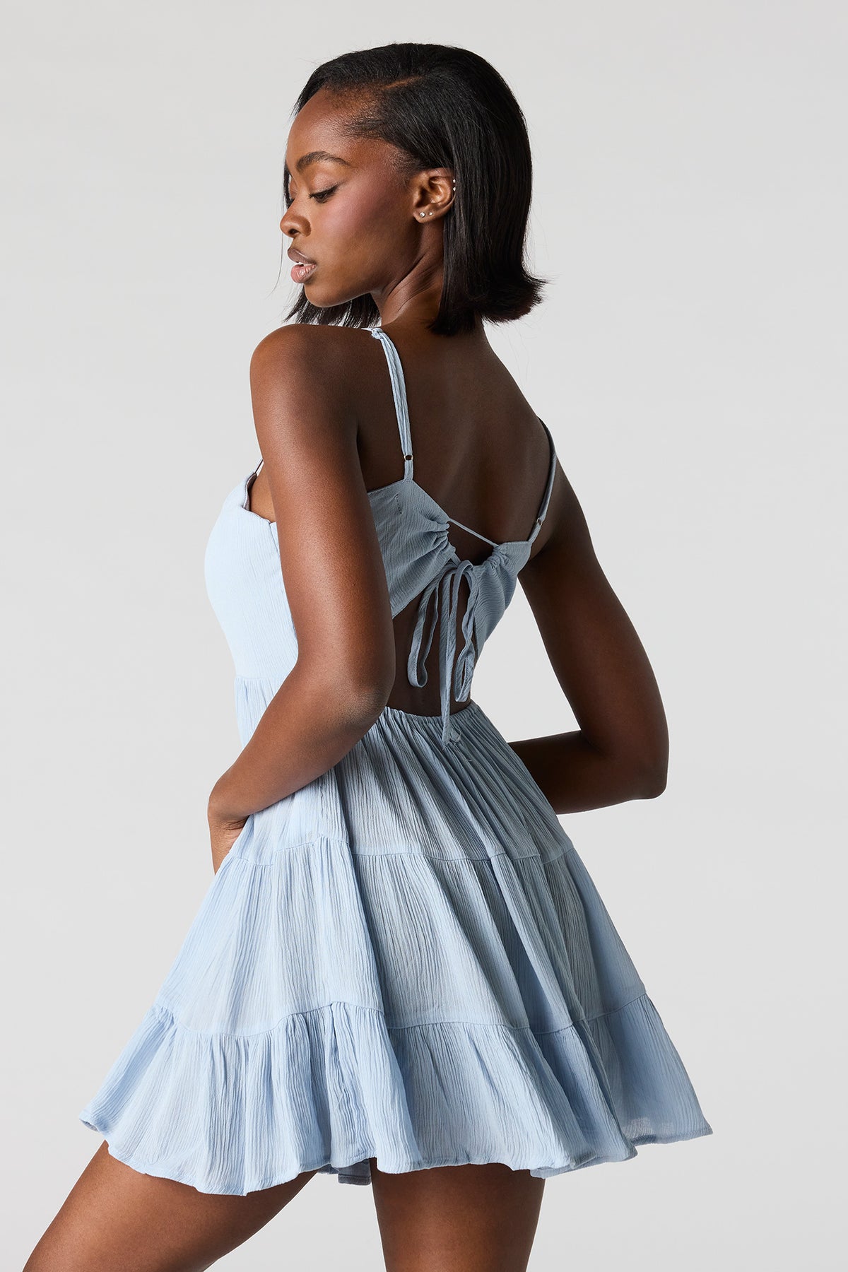 Vue alternative 2. Minirobe volantée sans soutien-gorge intégré