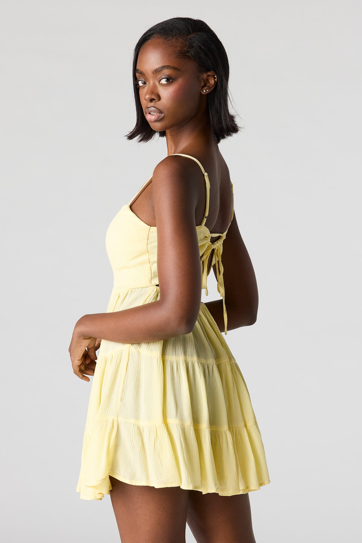 Vue alternative 2. Minirobe volantée sans soutien-gorge intégré