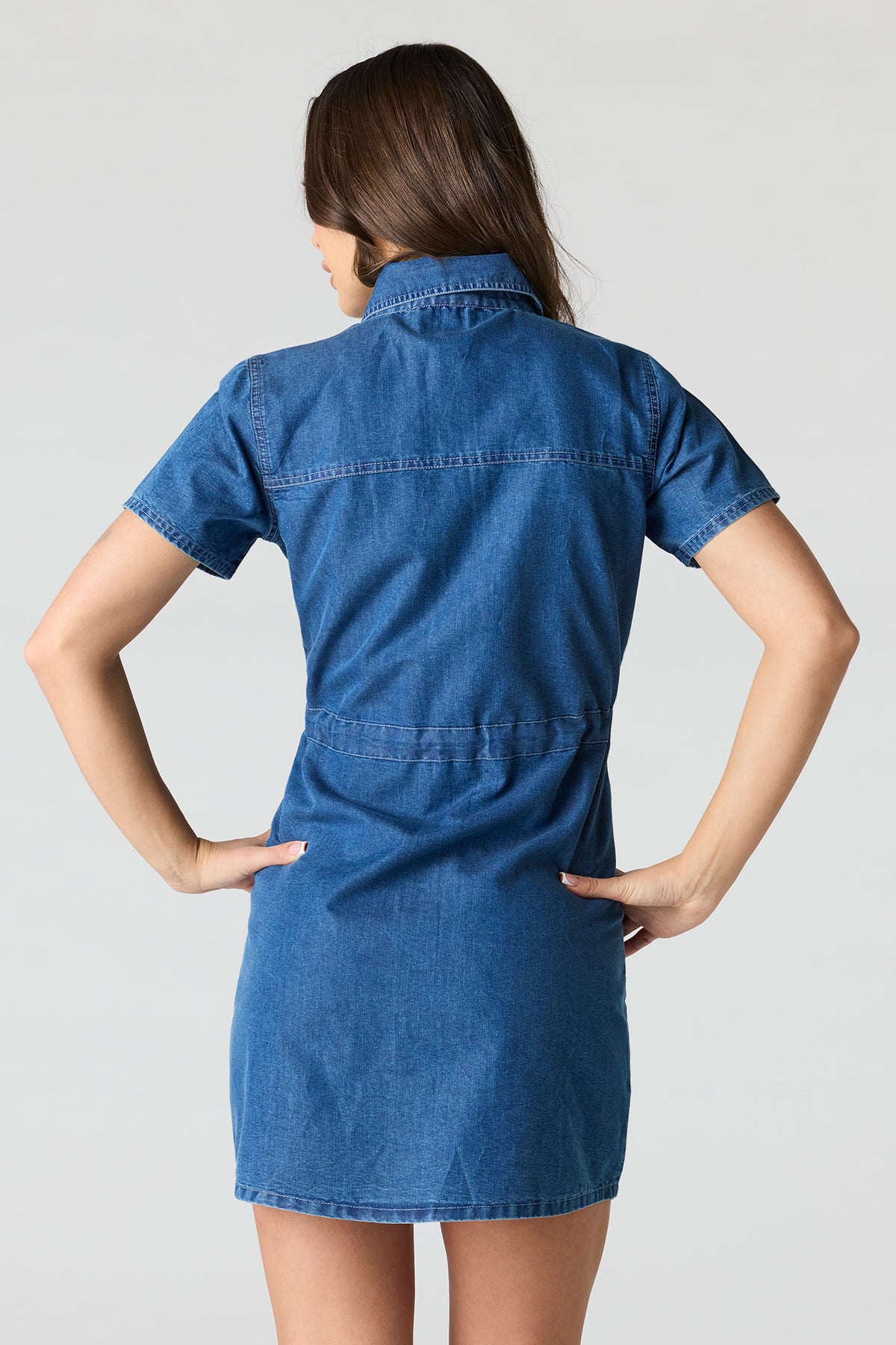 Vue alternative 2. Minirobe t-shirt boutonnée en denim